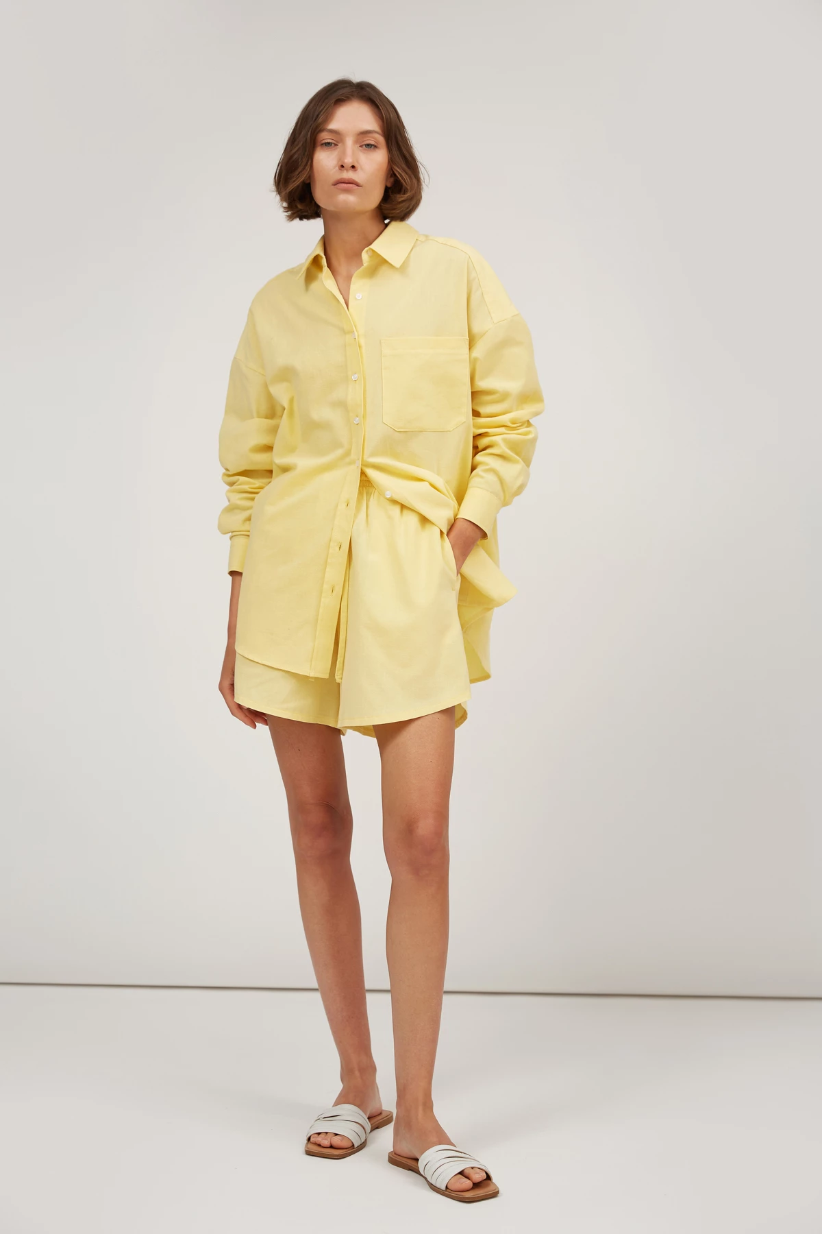 Light yellow loose-fit shorts with linen , photo 2