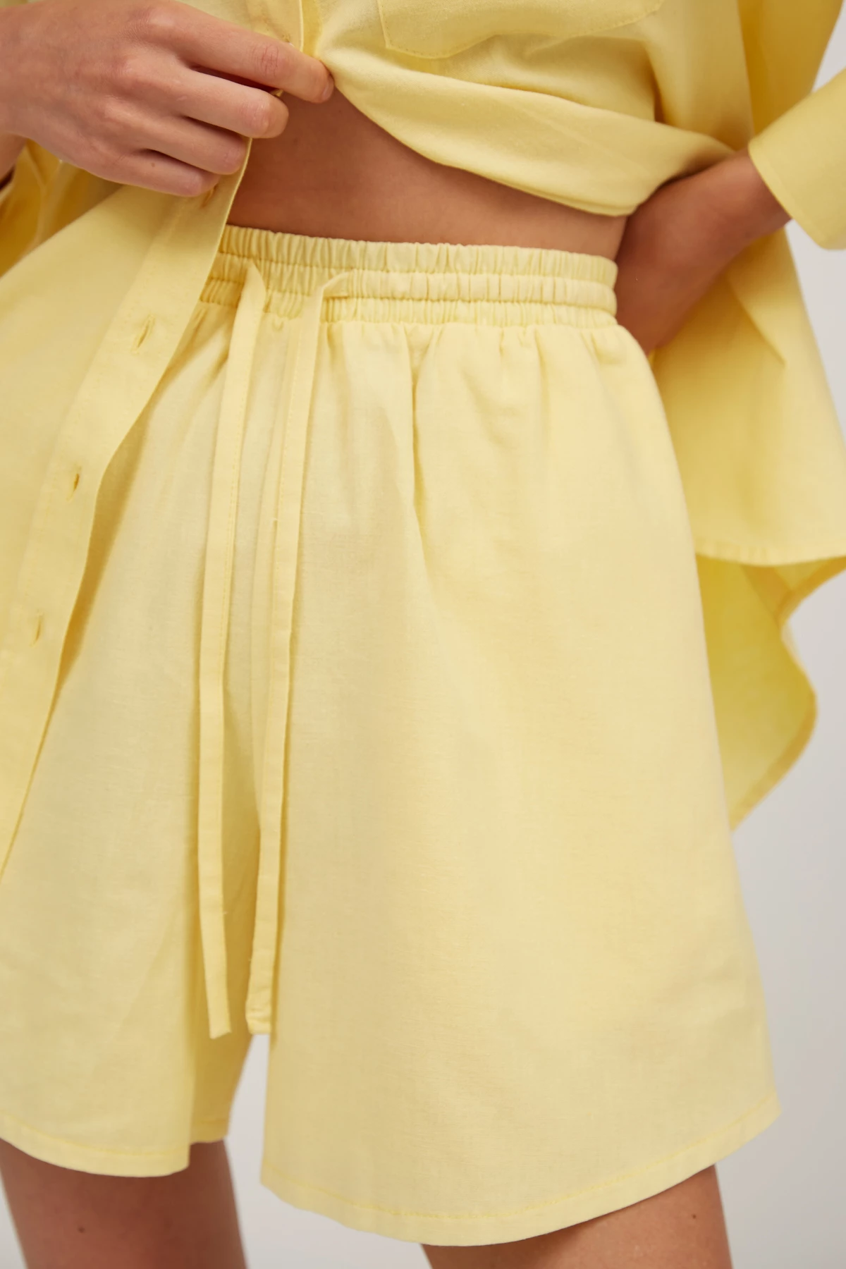 Light yellow loose-fit shorts with linen , photo 3