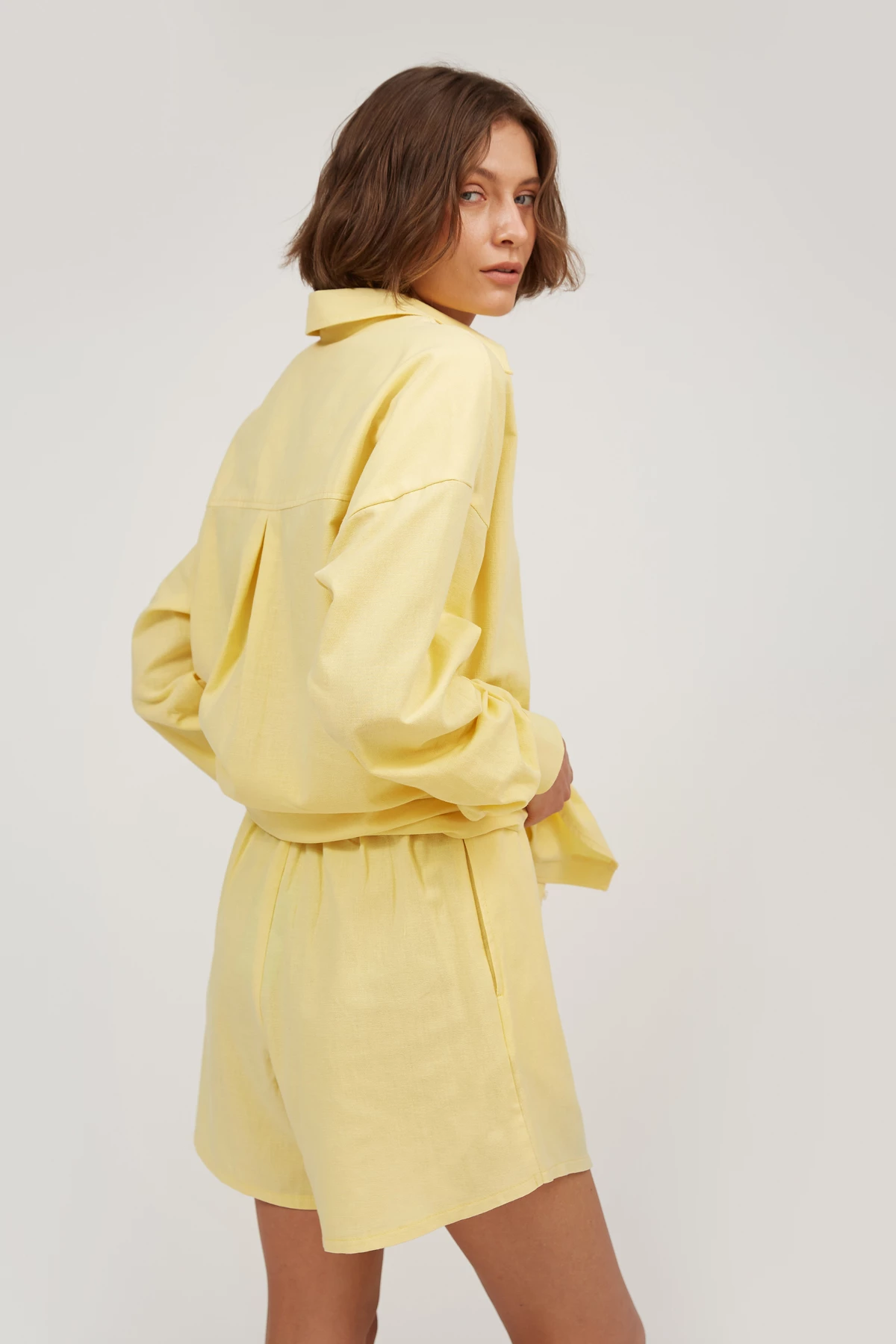 Light yellow loose-fit shorts with linen , photo 4