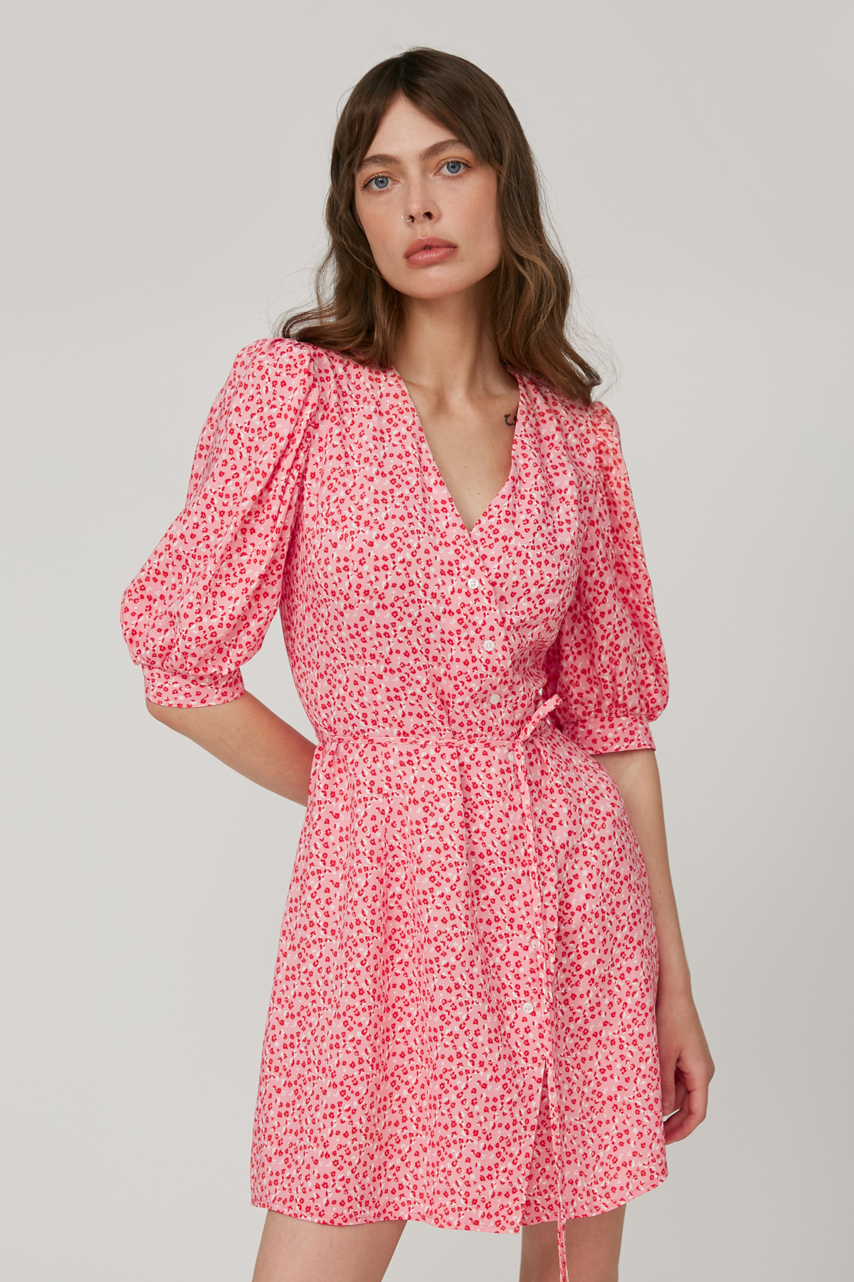 Короткое платье из вискозы розовое в цветочный принт, фото 2