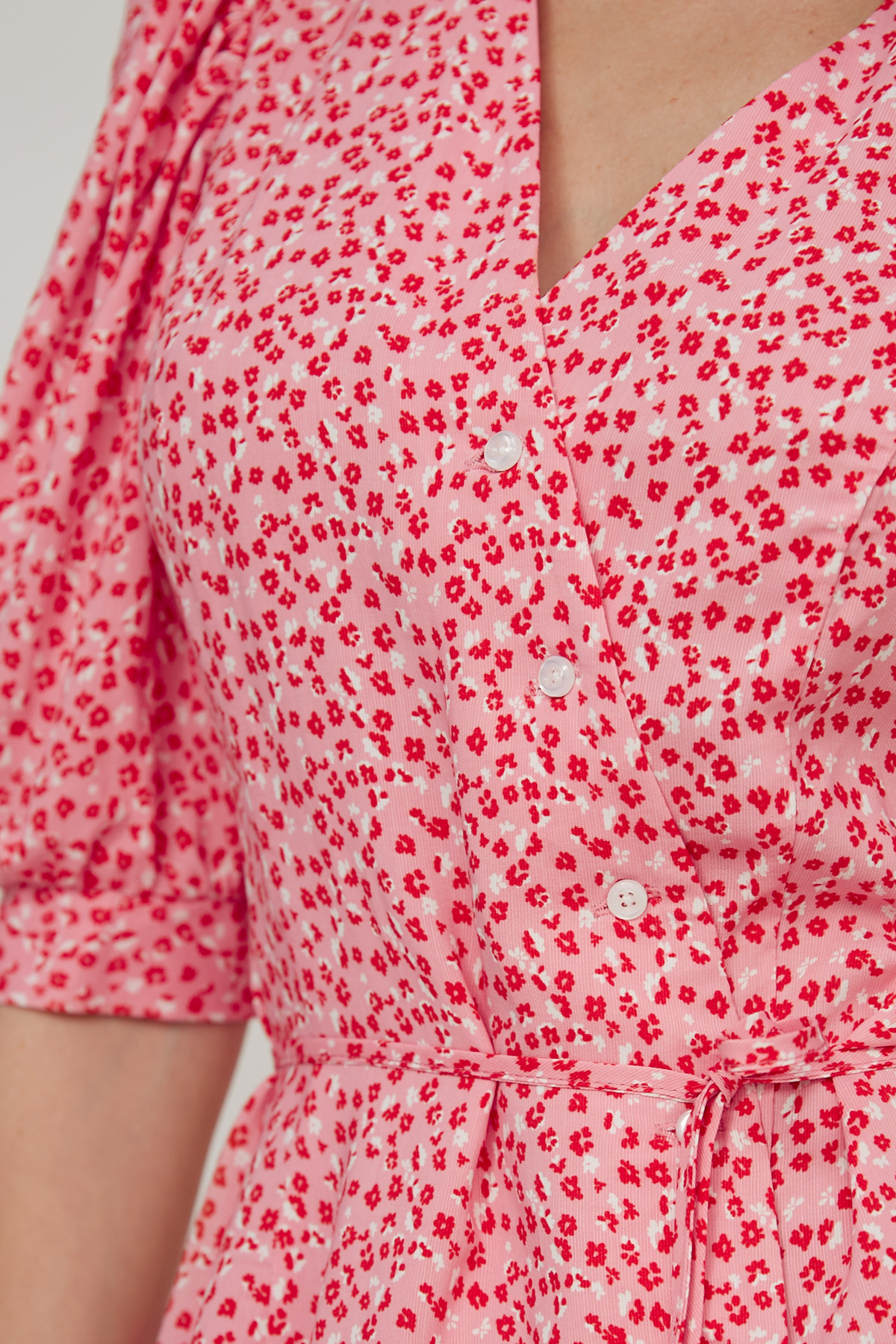 Короткое платье из вискозы розовое в цветочный принт, фото 4
