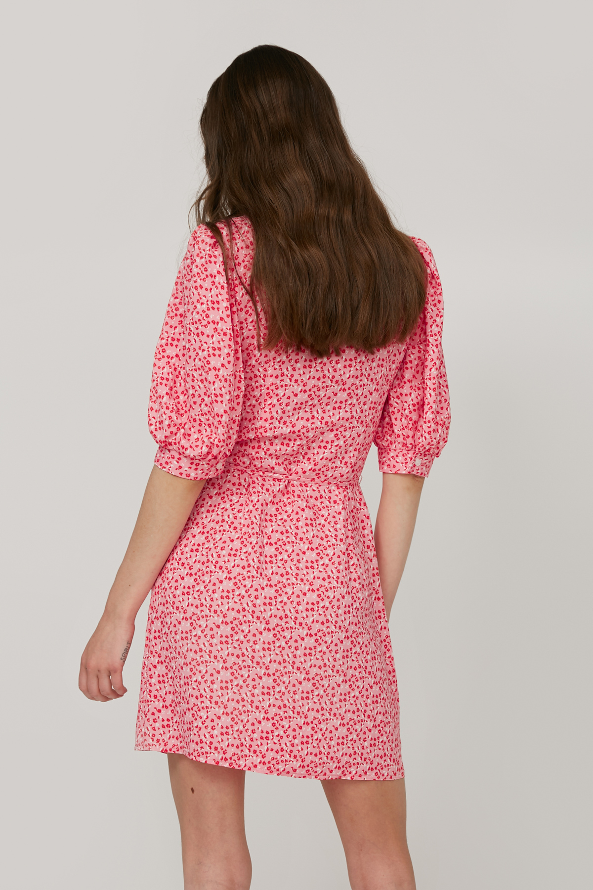 Короткое платье из вискозы розовое в цветочный принт, фото 5