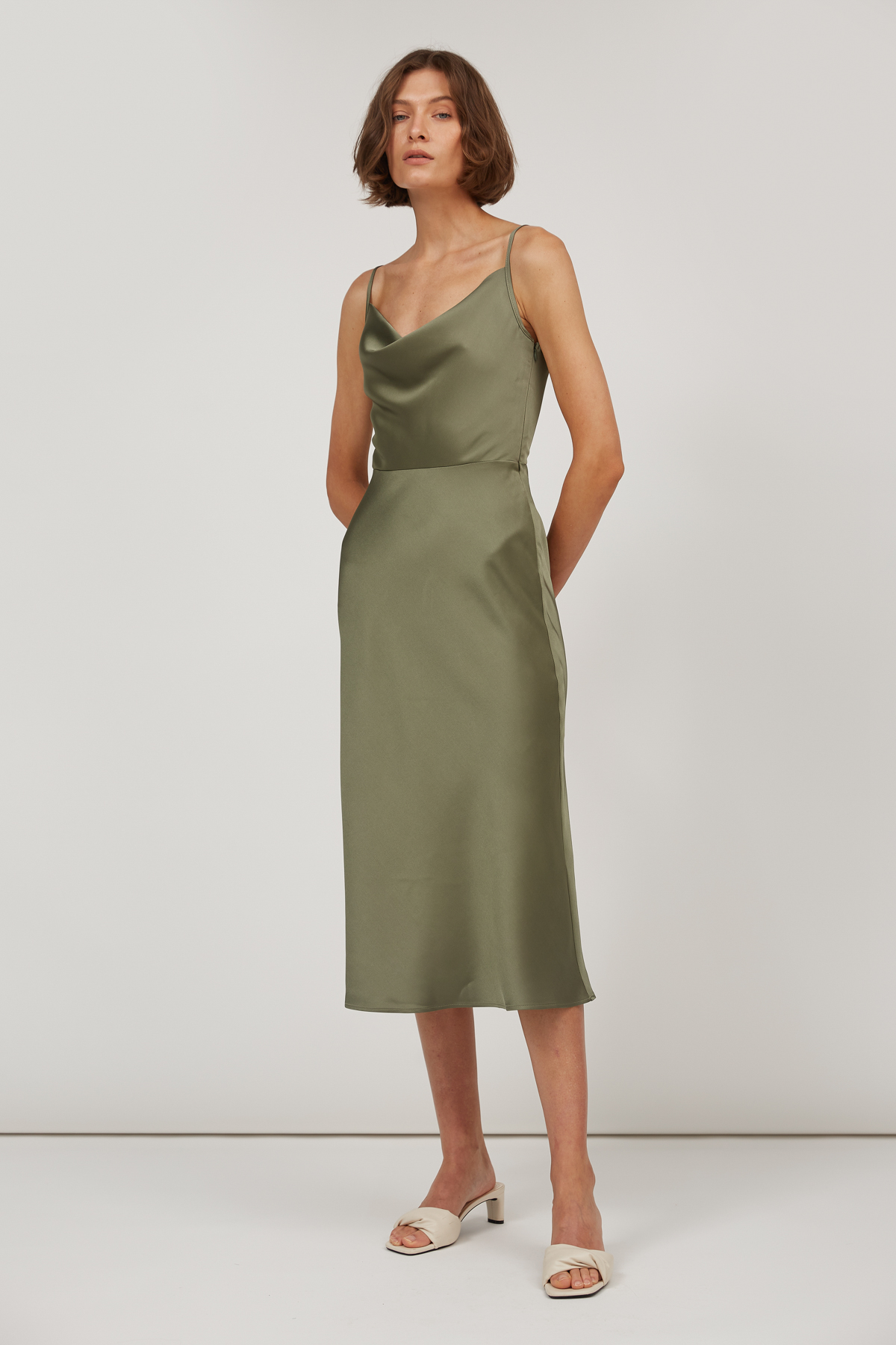Сукня-комбінація  кольору хакі зі щільного сатину зі складкою в області декольте, фото 2
