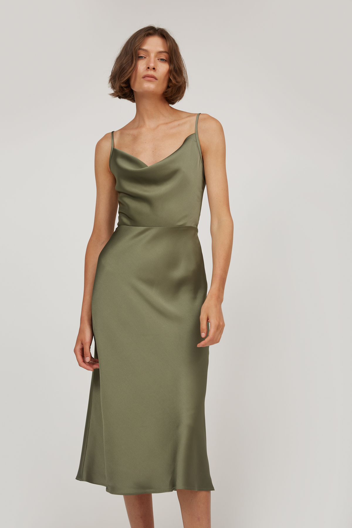 Сукня-комбінація  кольору хакі зі щільного сатину зі складкою в області декольте, фото 3