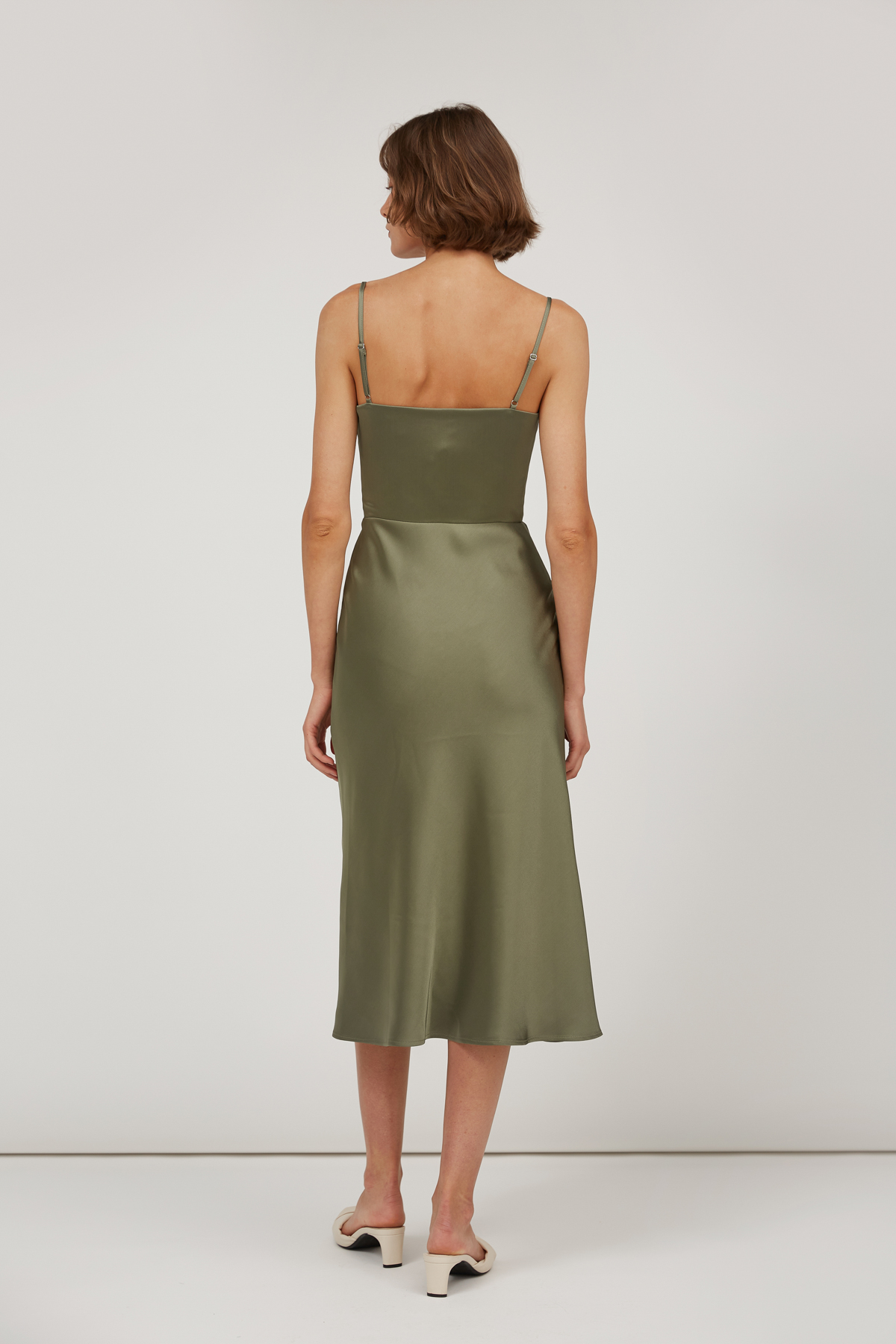 Сукня-комбінація  кольору хакі зі щільного сатину зі складкою в області декольте, фото 4