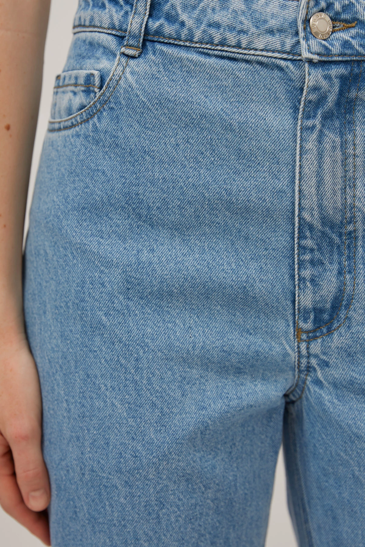 Укорочені джинси mom fit з блакитного деніму, фото 2