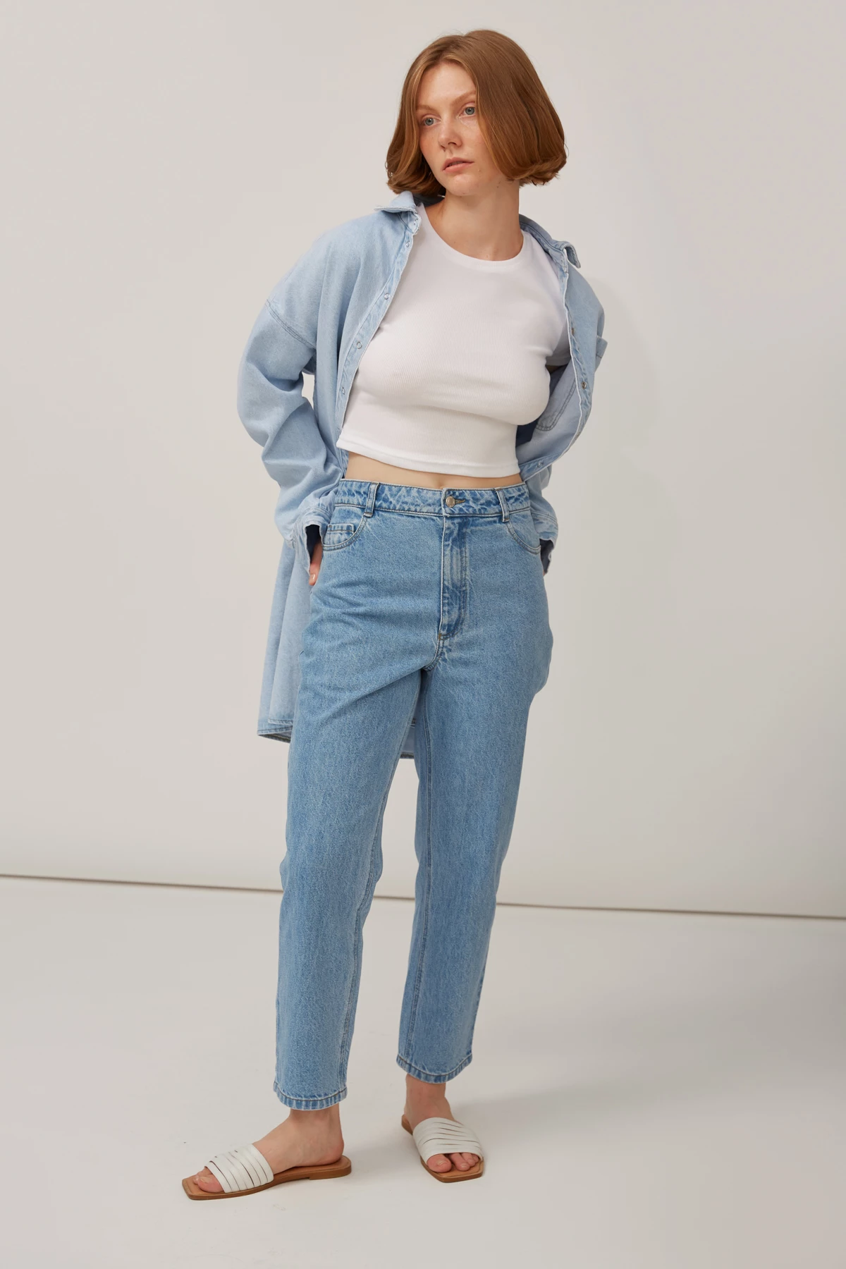 Укорочені джинси mom fit з блакитного деніму, фото 4