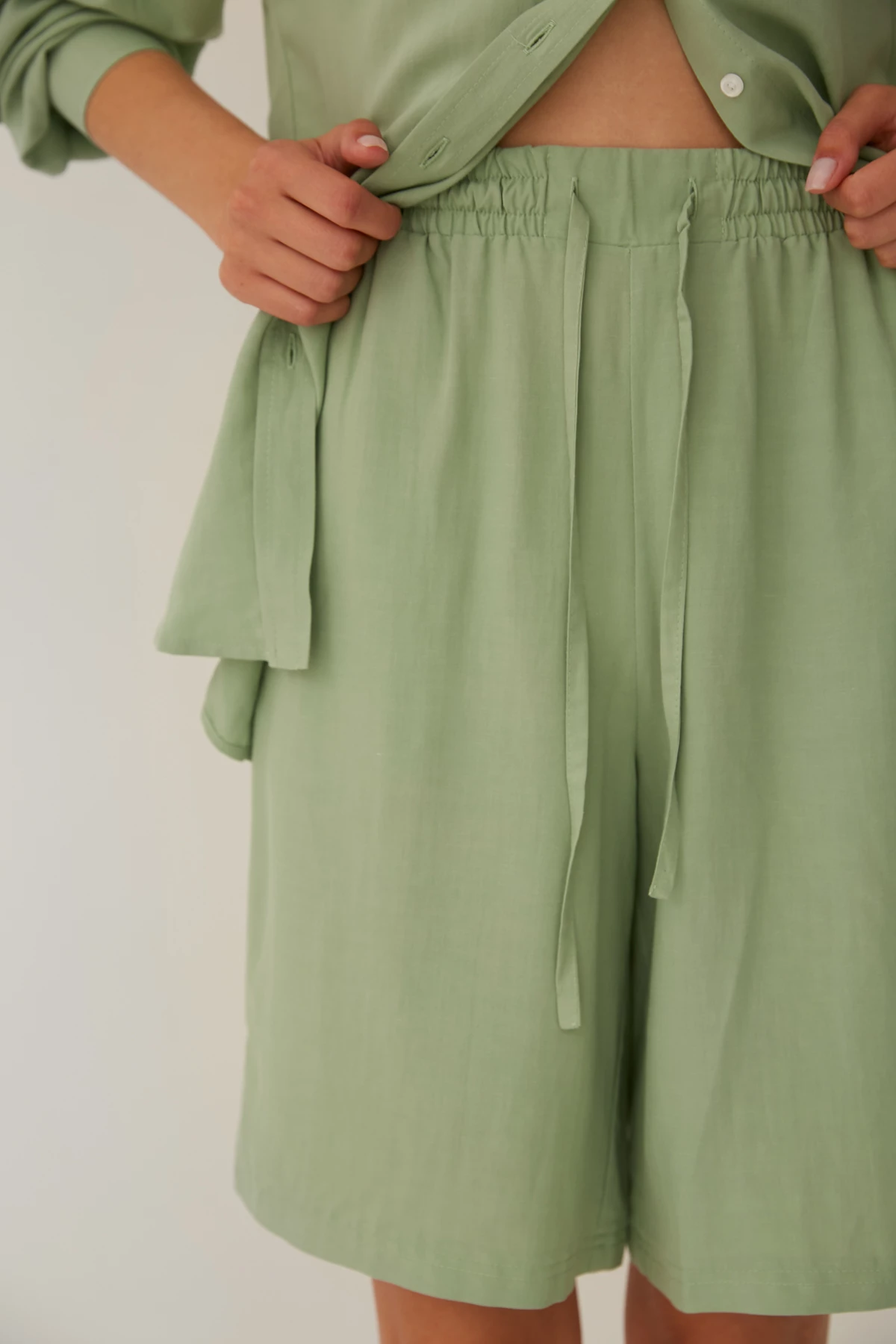 Salvia green loose-fit shorts with linen, photo 4