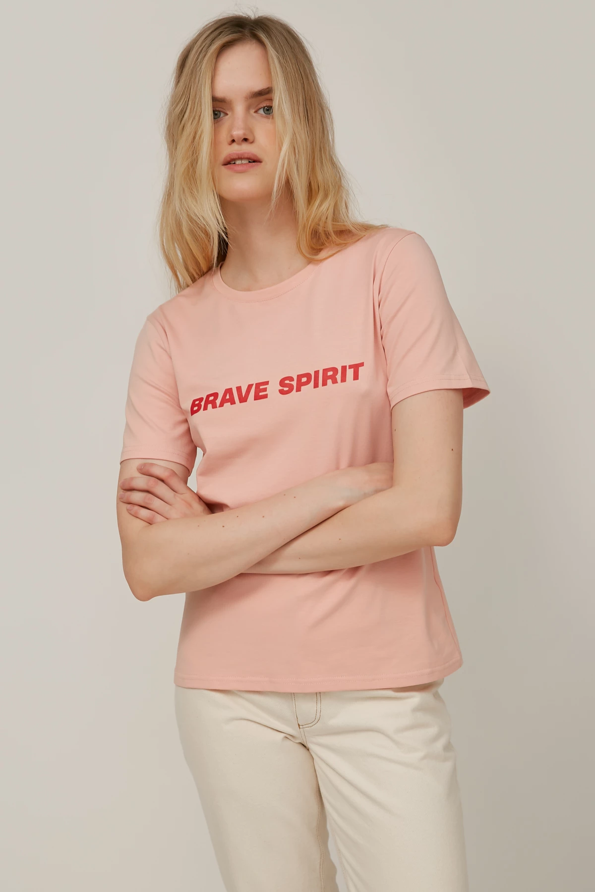 Пудрова трикотажна футболка з написом "Brave Spirit", фото 3