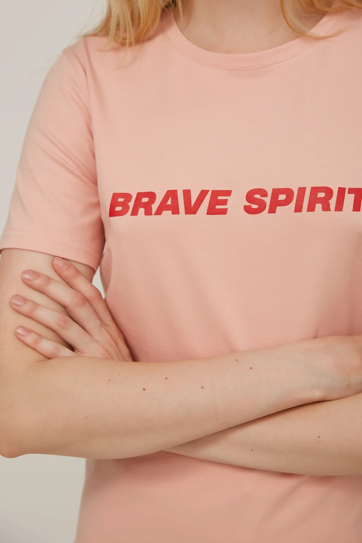 Пудрова трикотажна футболка з написом "Brave Spirit", фото 4