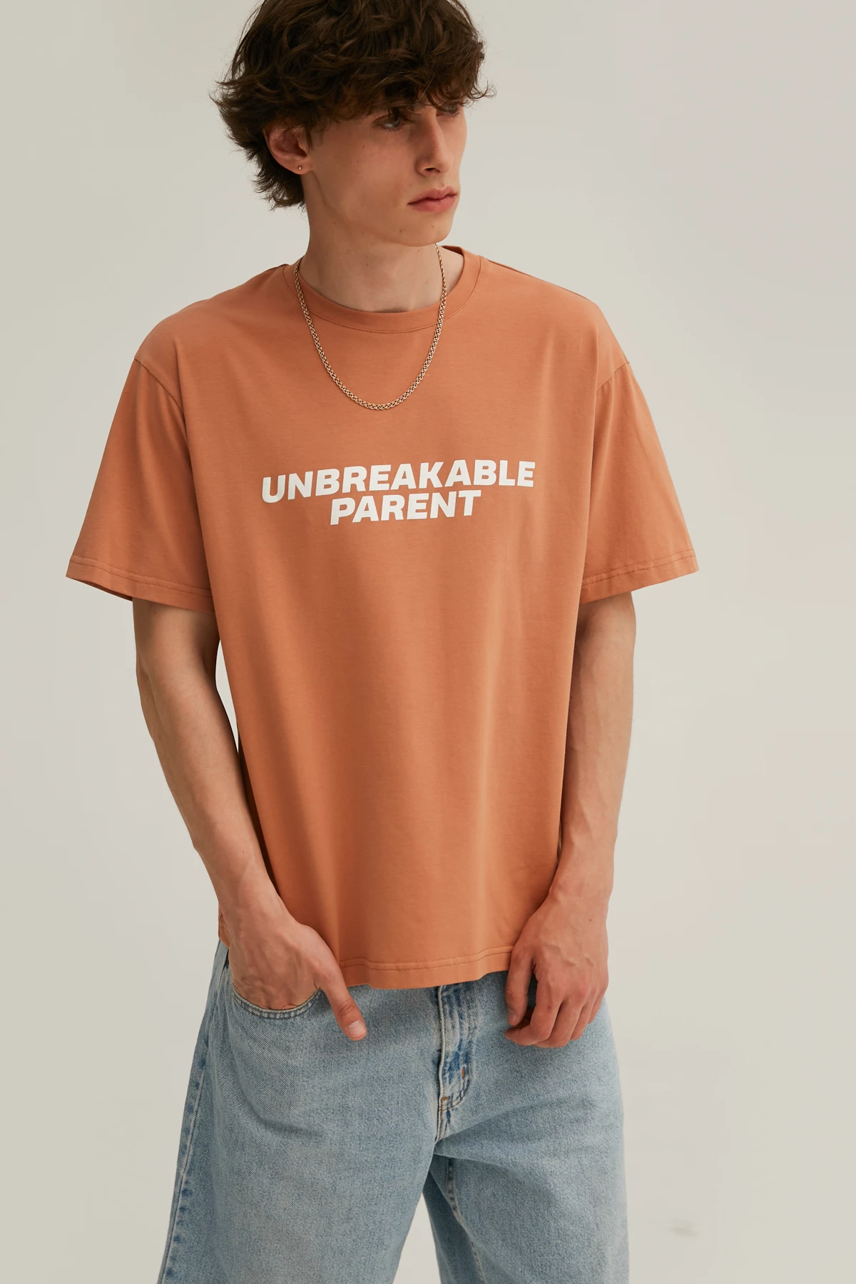 Карамельна унісекс-футболка з написом "Unbreakable parent" з трикотажу, фото 4