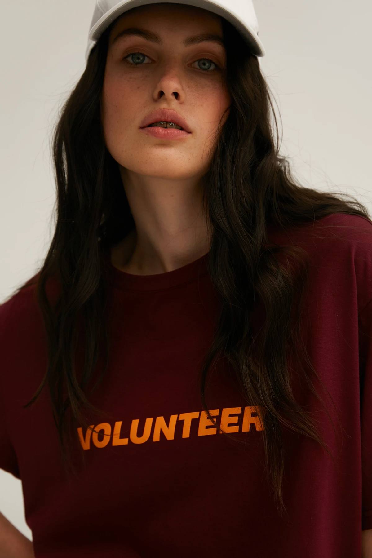Бордова унісекс-футболка з написом "Volunteer" з трикотажу, фото 7
