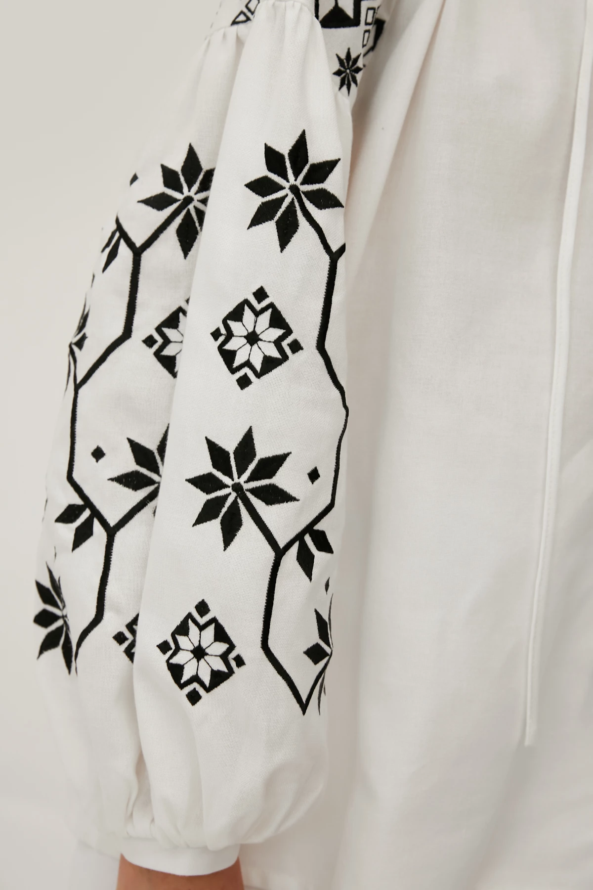 Молочная вышитая рубашка в орнамент полные рожи с леном, фото 6