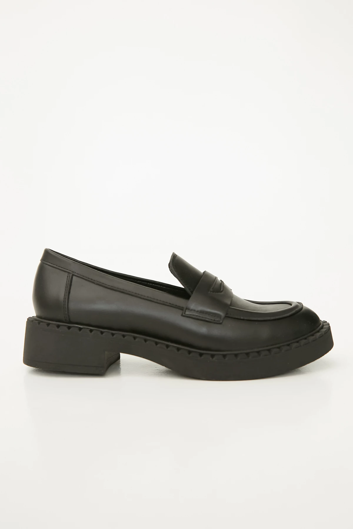 Black loafers on a massive sole made of genuine leather, photo 3
