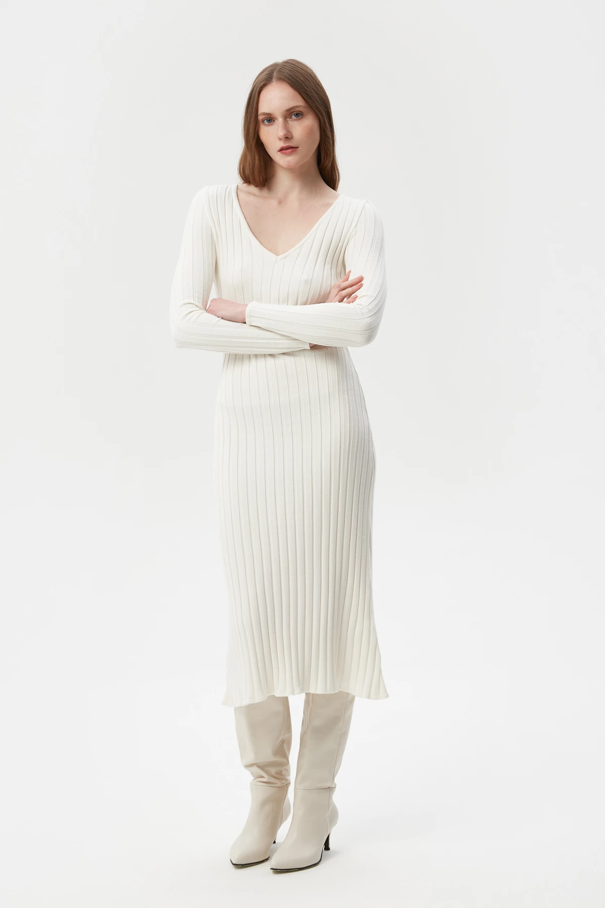 Молочное вязаное платье миди в широкий рубчик с вискозой, фото 2