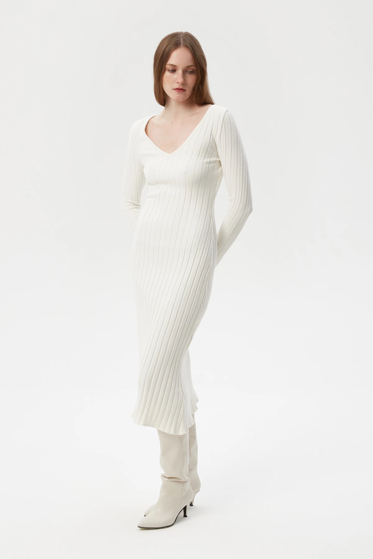 Молочное вязаное платье миди в широкий рубчик с вискозой, фото 4