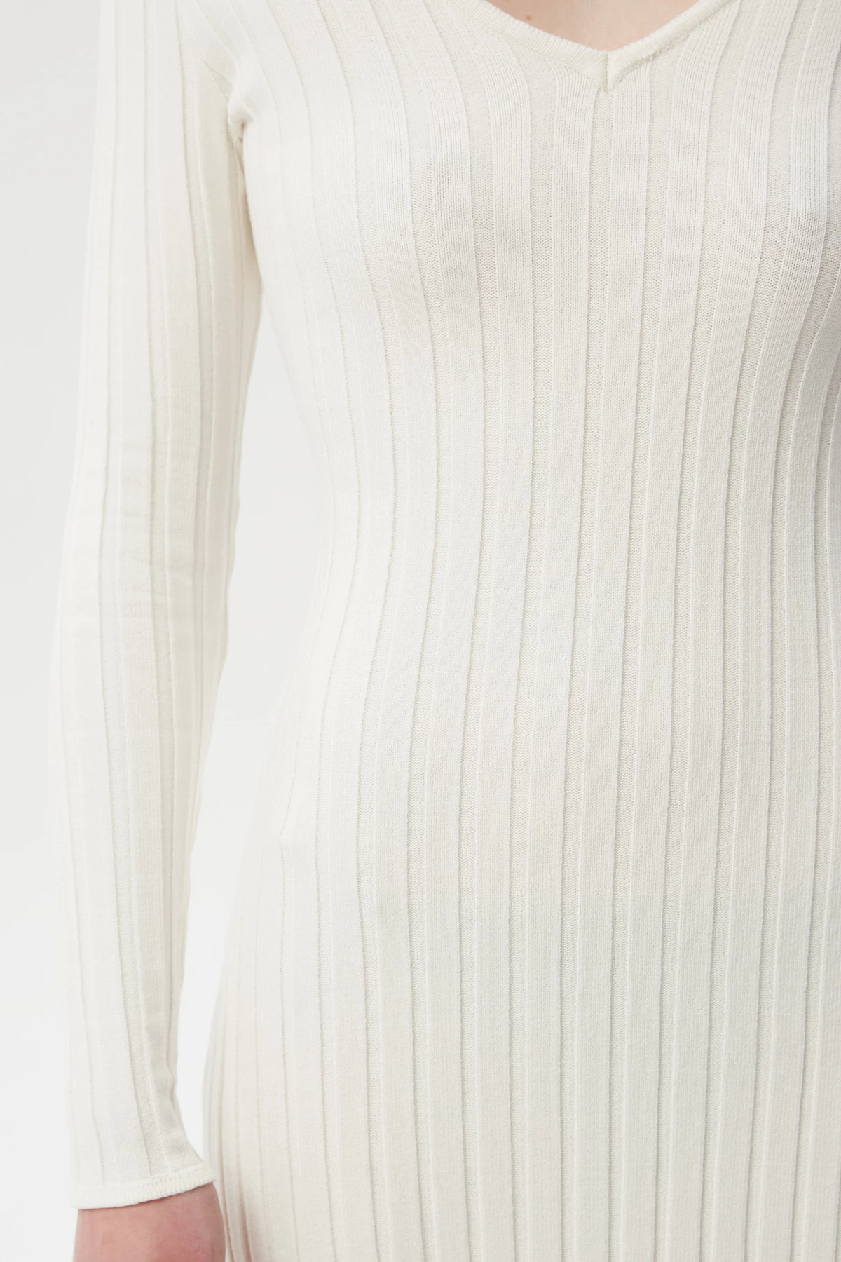 Молочное вязаное платье миди в широкий рубчик с вискозой, фото 5