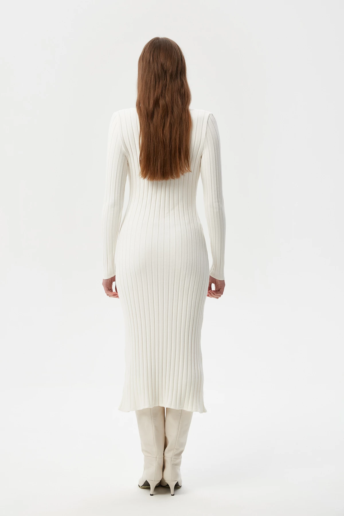 Молочное вязаное платье миди в широкий рубчик с вискозой, фото 6
