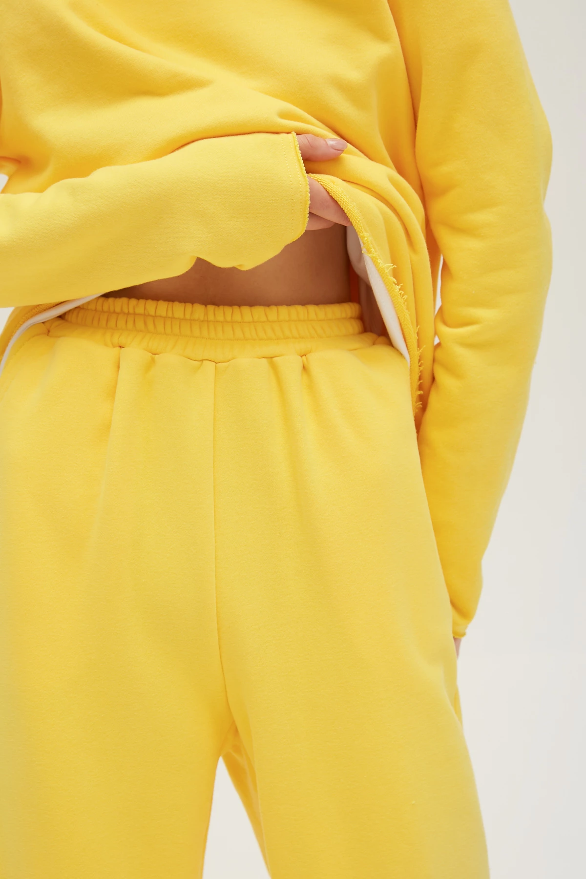 Yellow cropped pants made of knitwear, photo 4