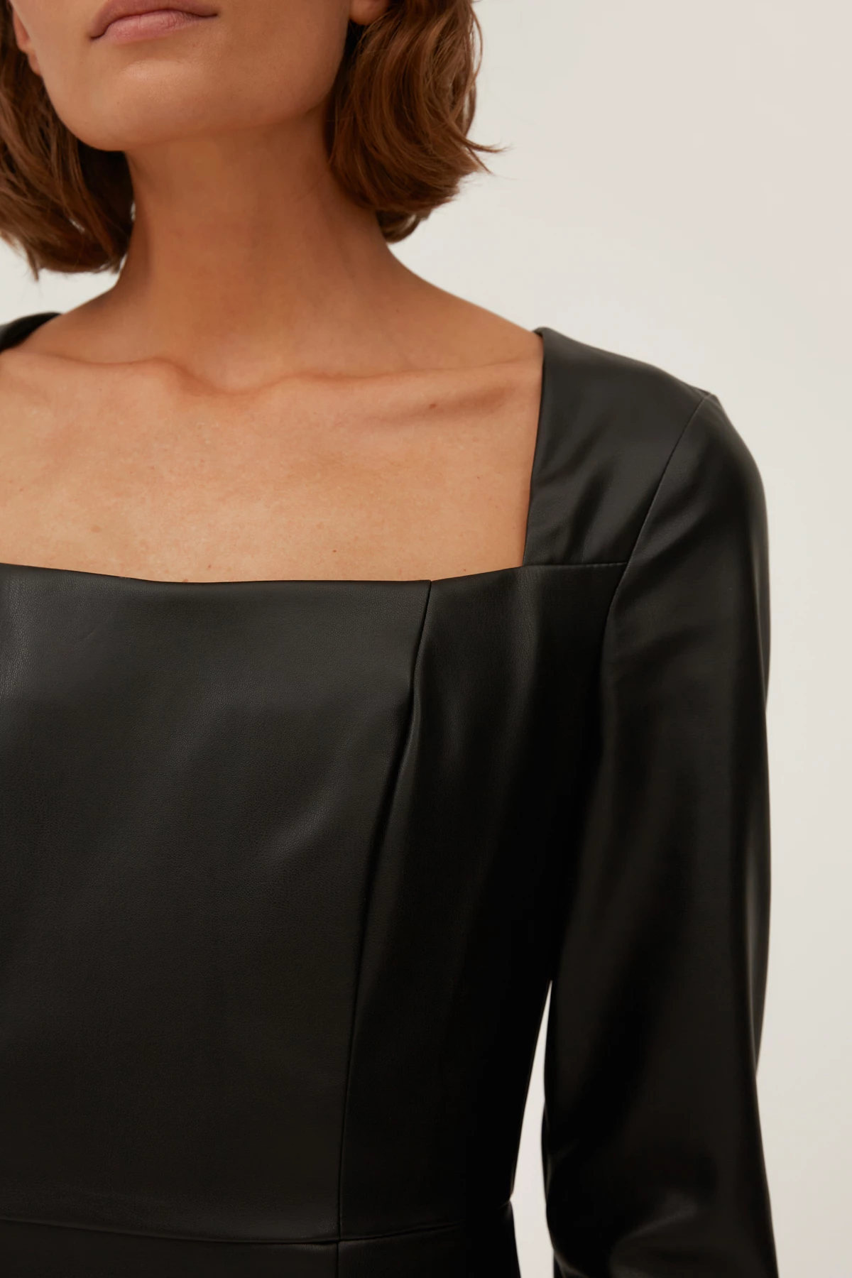 Чорна коротка сукня з екошкіри, фото 2