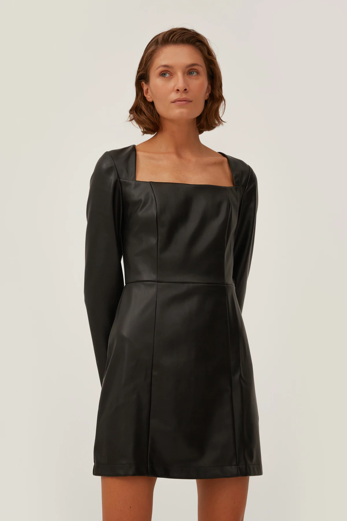 Чорна коротка сукня з екошкіри, фото 3