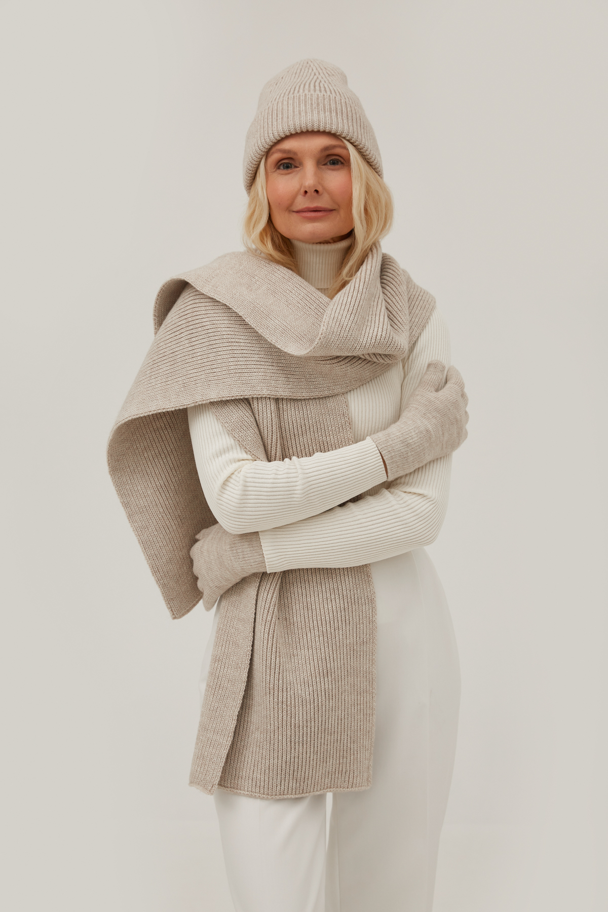 Knitted woolen light beige scarf, photo 3