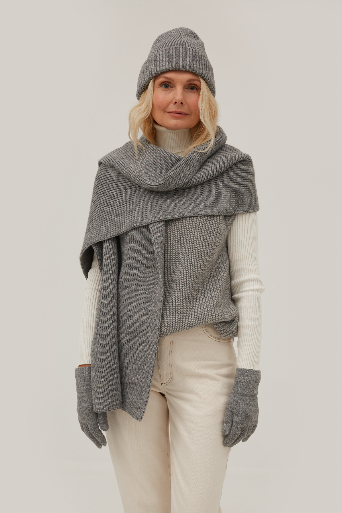 Knitted woolen grey scarf, photo 1