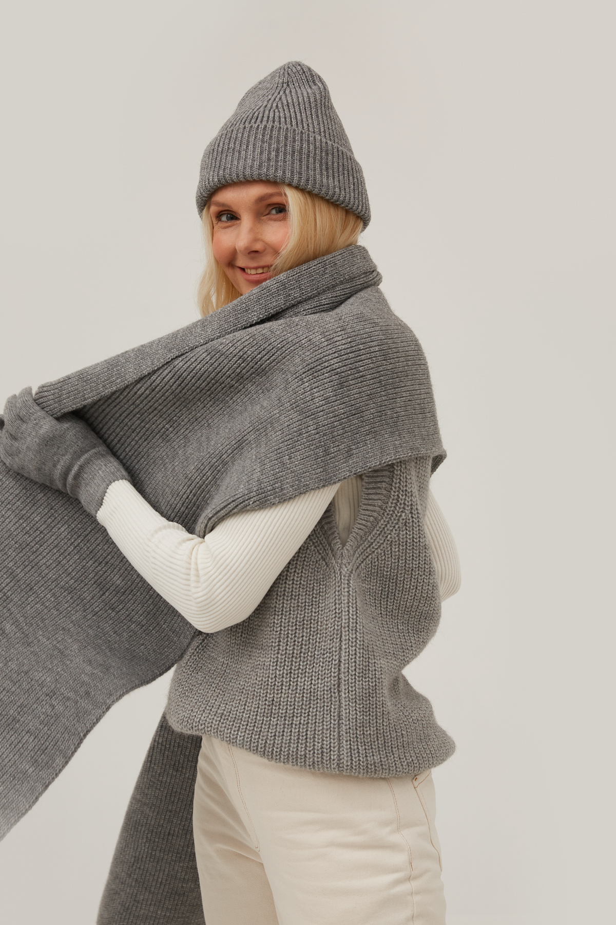 Knitted woolen grey scarf, photo 3