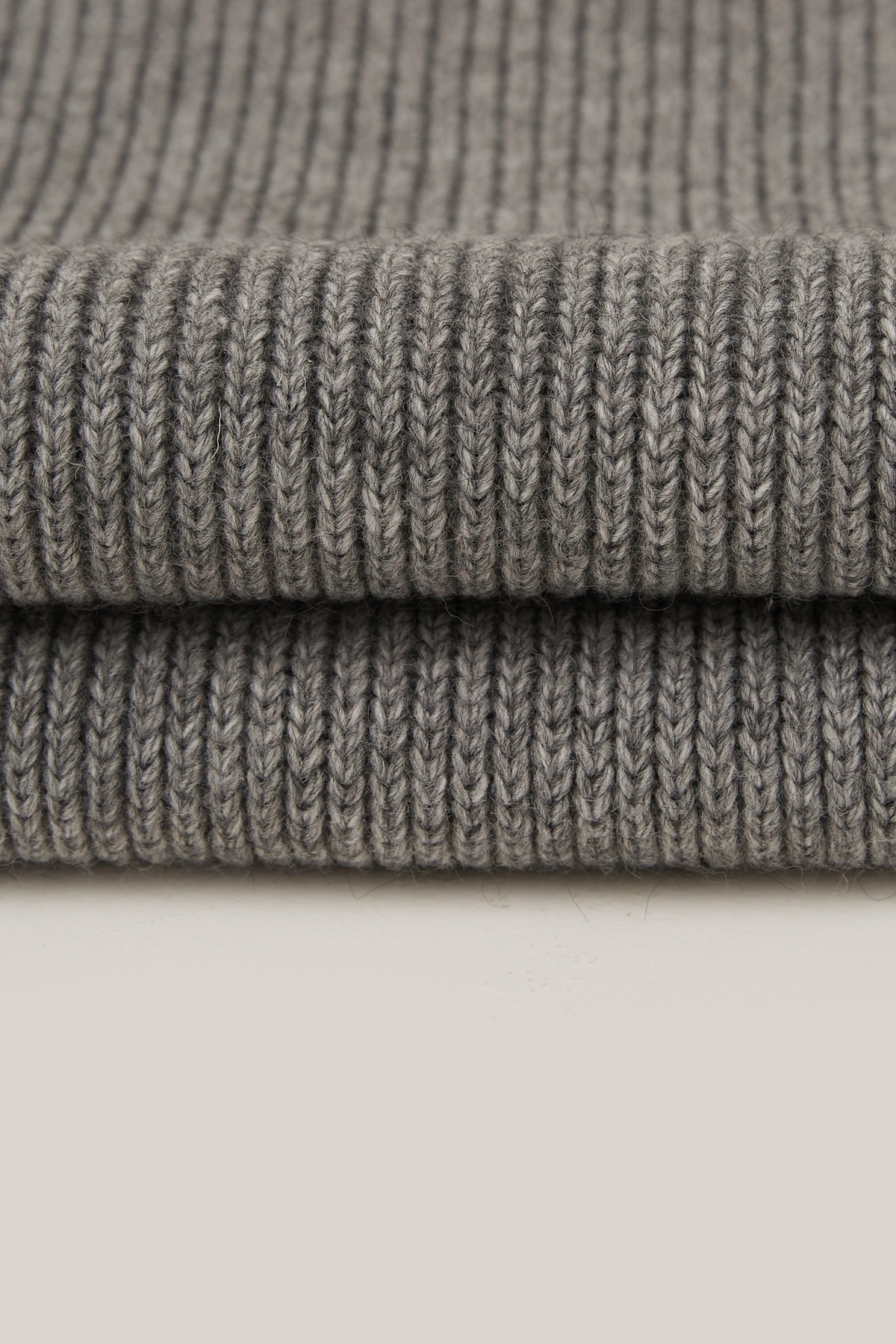Knitted woolen grey scarf, photo 5