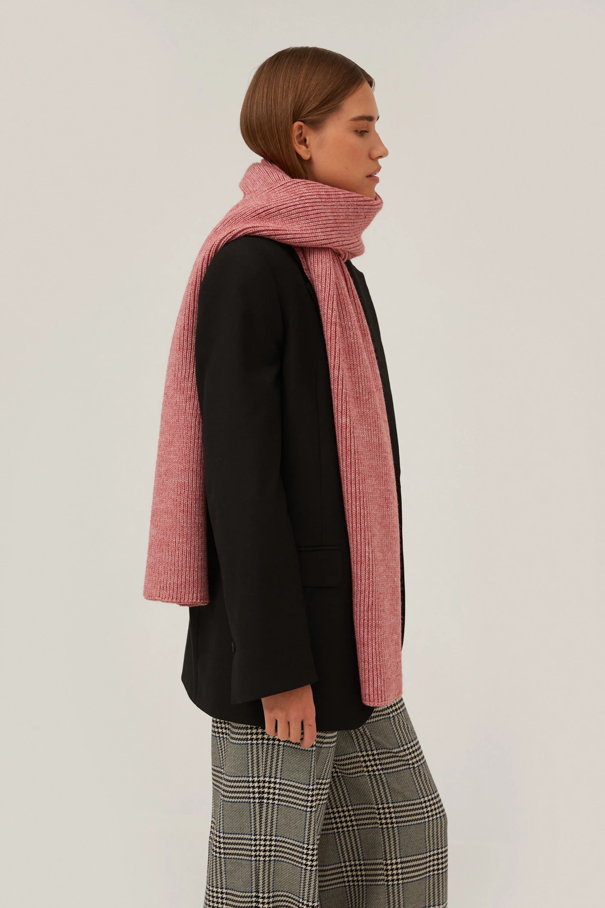 Knitted woolen pink scarf, photo 1