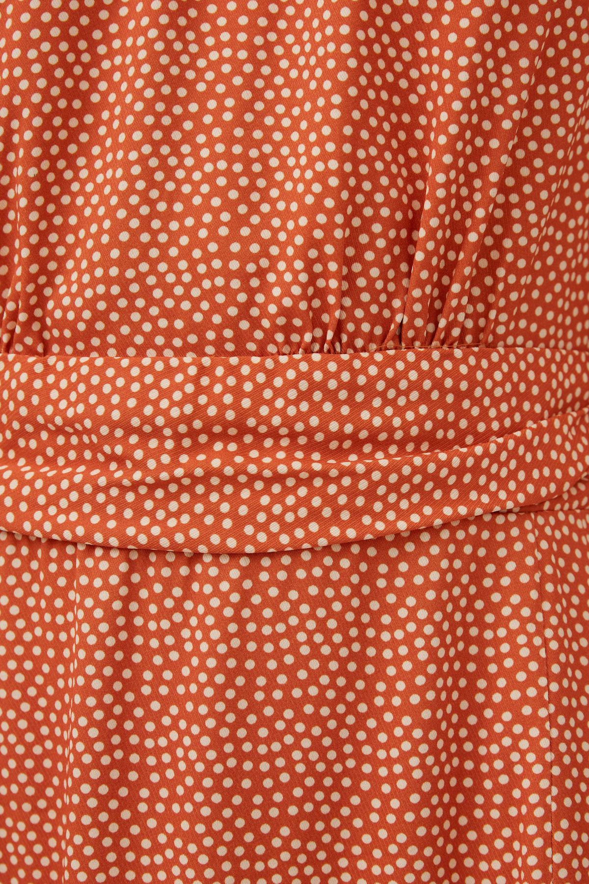 Карамельное платье миди в горох с поясом из 100% вискозы, фото 3