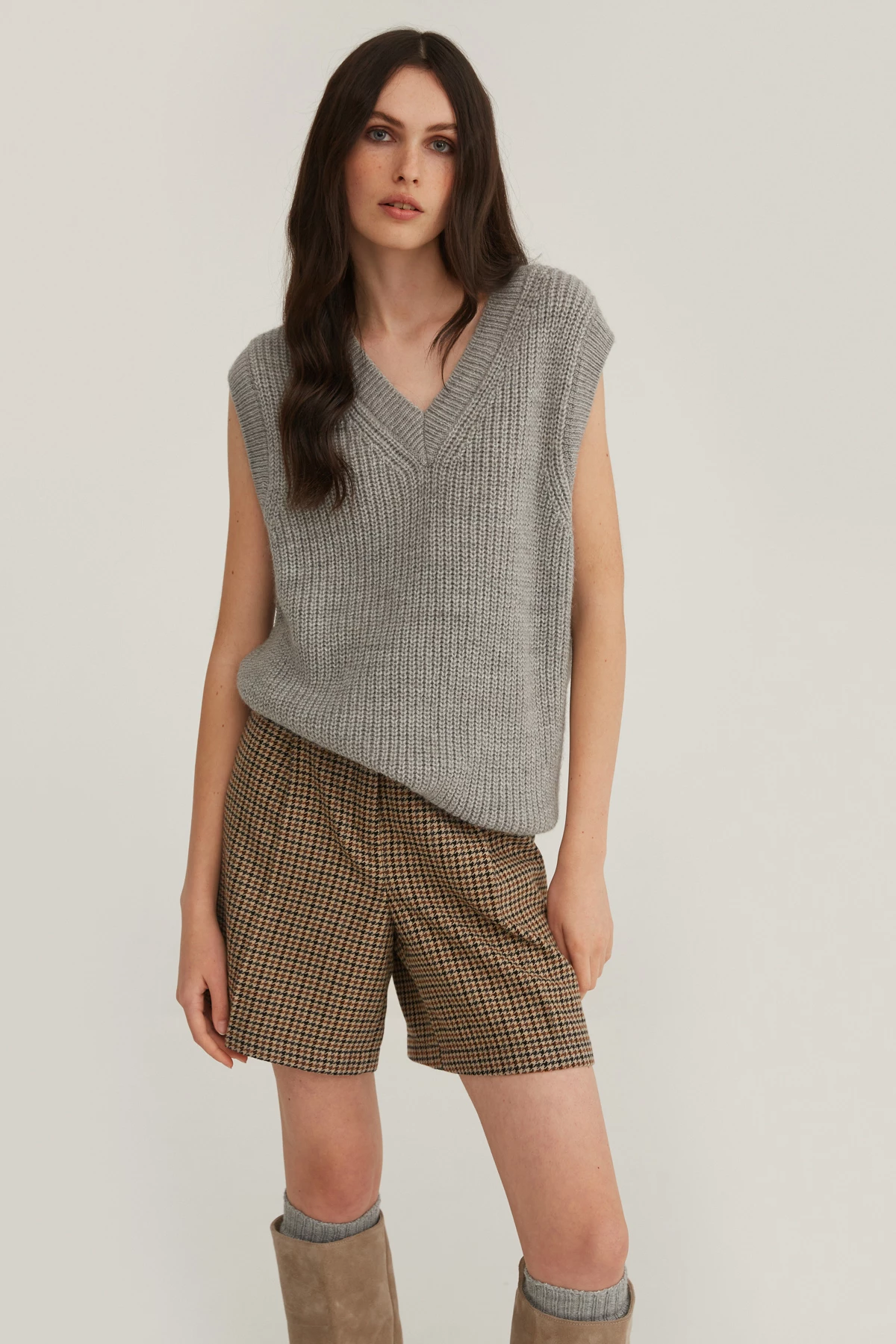 Straight-cut elongetaed shorts in houndstooth pattern with wool, photo 1