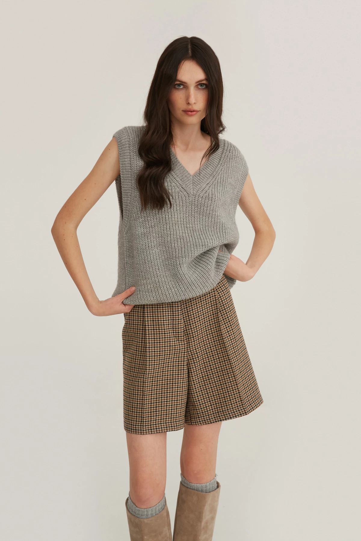 Straight-cut elongetaed shorts in houndstooth pattern with wool, photo 3
