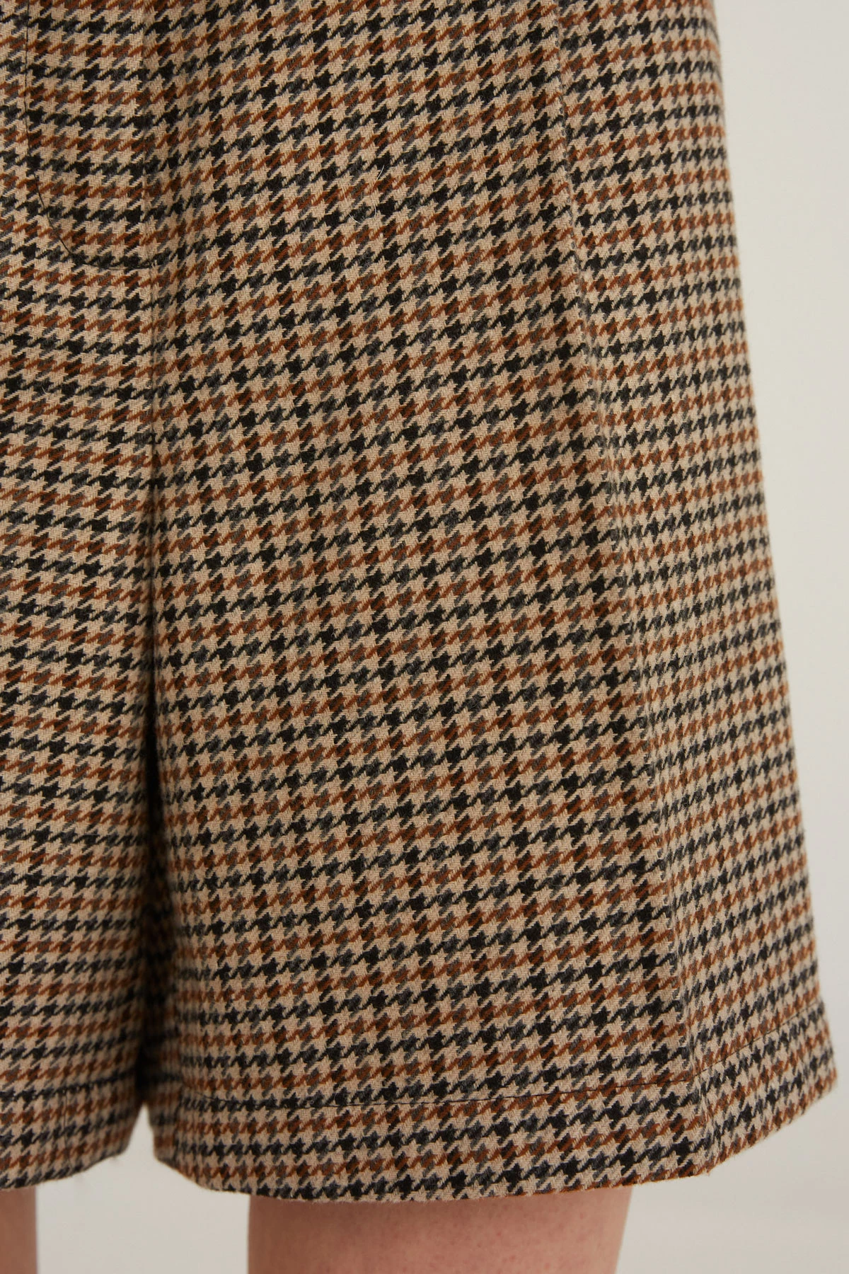 Straight-cut elongetaed shorts in houndstooth pattern with wool, photo 4