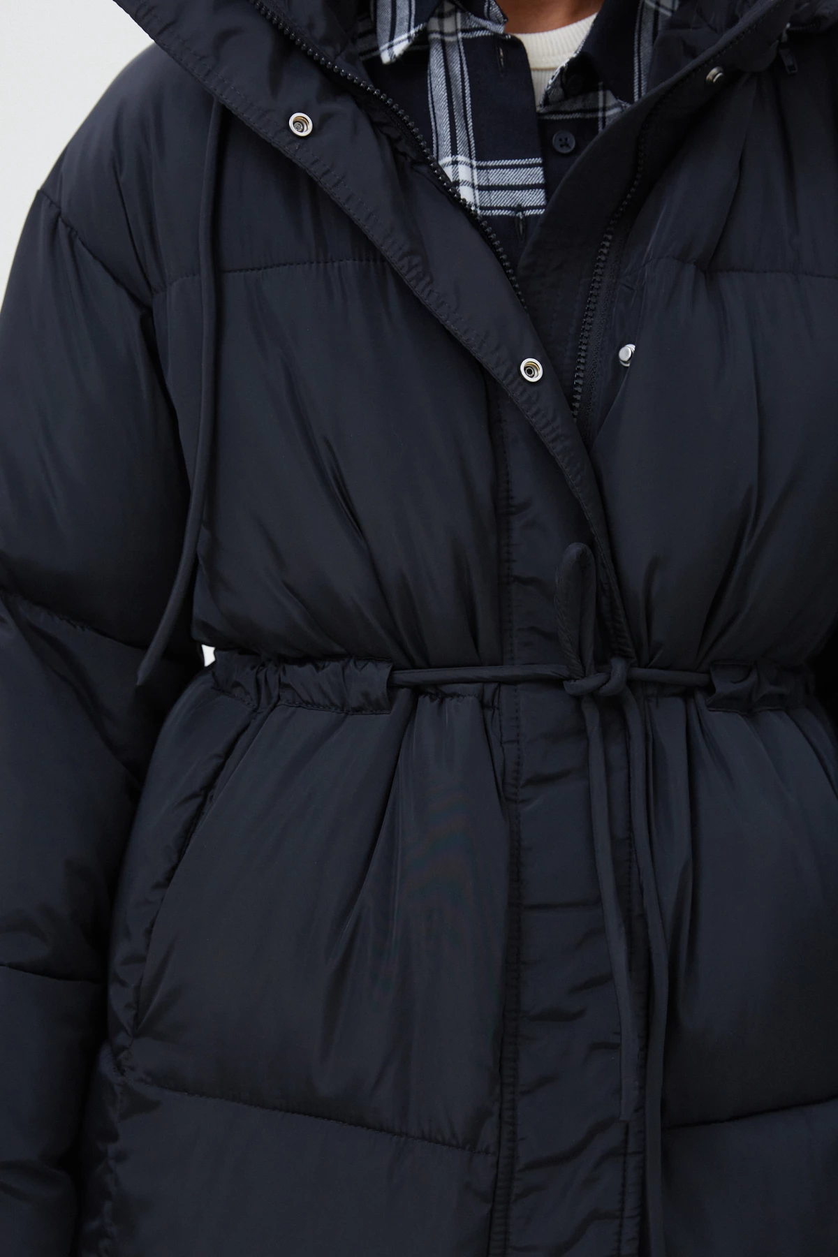 Черное длинное стеганое пальто с акцентной талией, фото 5