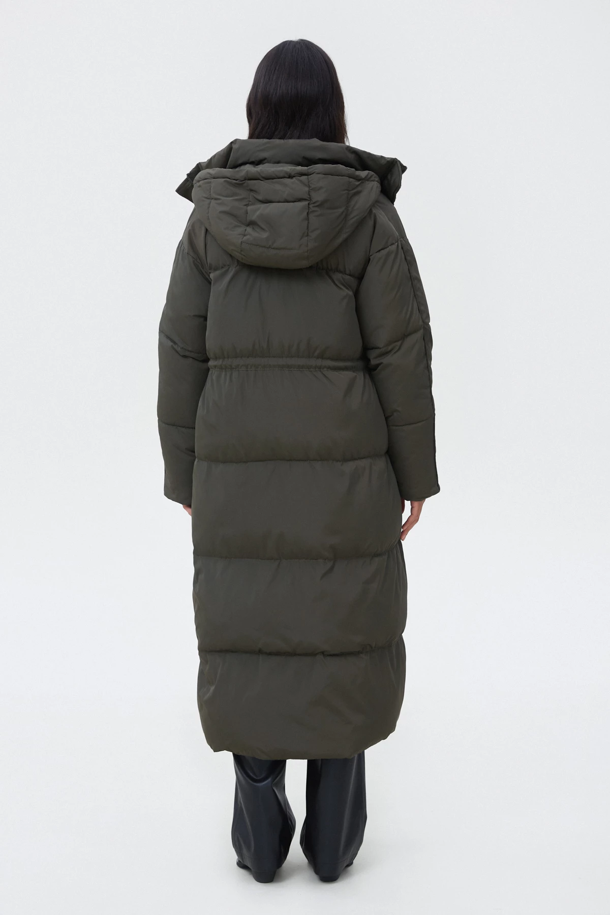 Длинное стеганое пальто цвета хаки с акцентной талией, фото 2