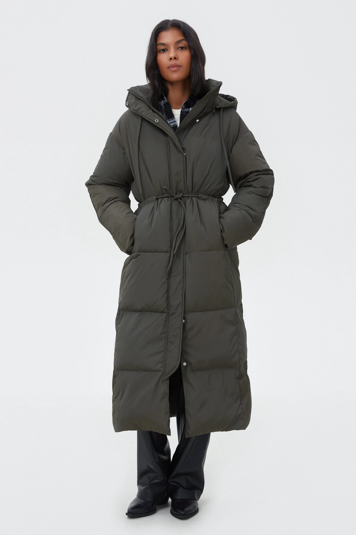Длинное стеганое пальто цвета хаки с акцентной талией, фото 3