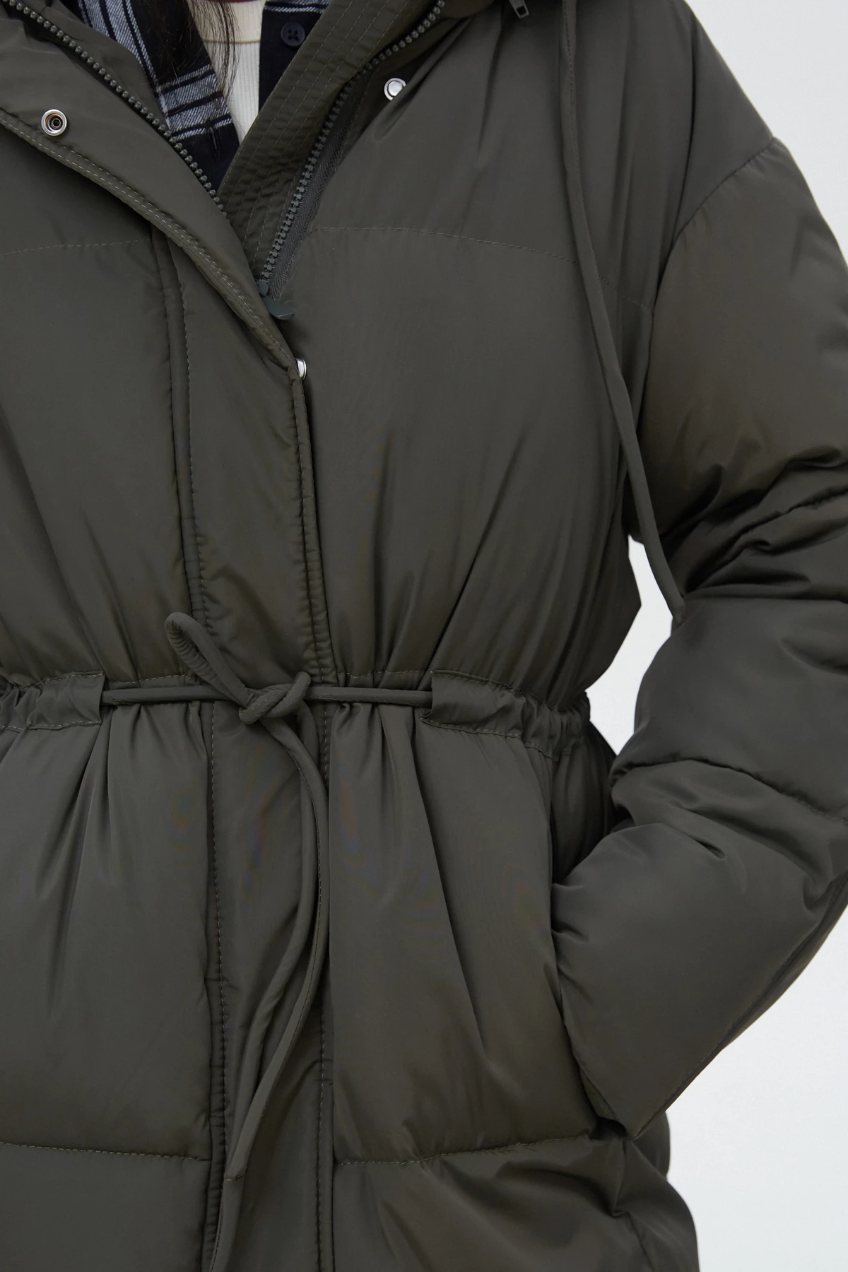 Длинное стеганое пальто цвета хаки с акцентной талией, фото 4