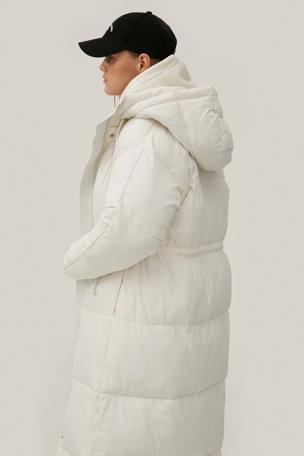 Молочное длинное стеганое пальто с акцентной талией, фото 4