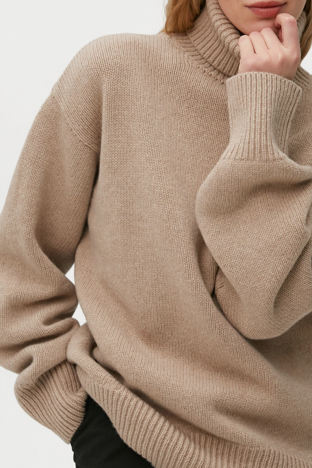 Кашеміровий бежевий об'ємний светр з гольф-коміром, фото 3