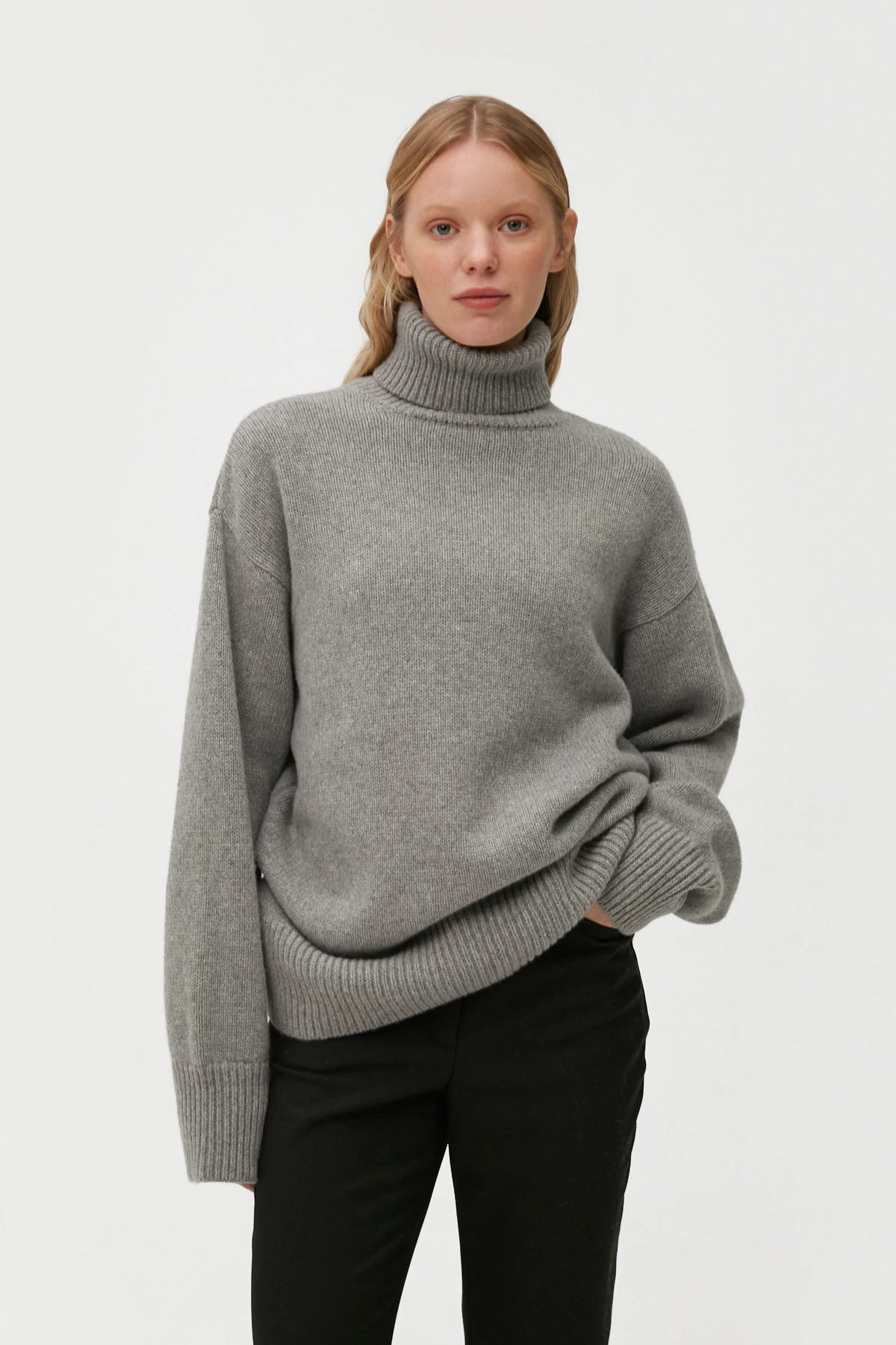 Кашеміровий сірий об'ємний светр з гольф-коміром, фото 1
