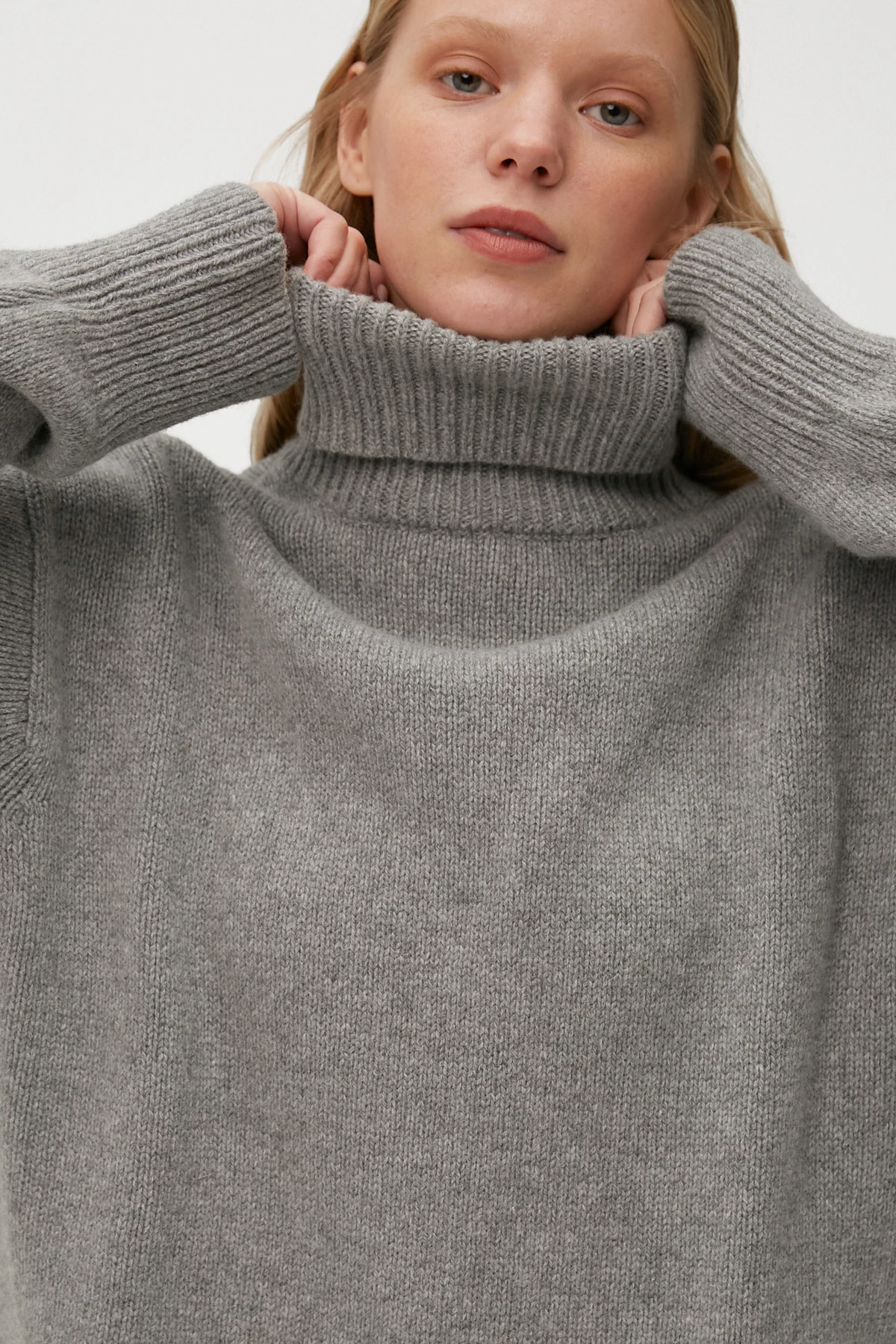 Кашеміровий сірий об'ємний светр з гольф-коміром, фото 3