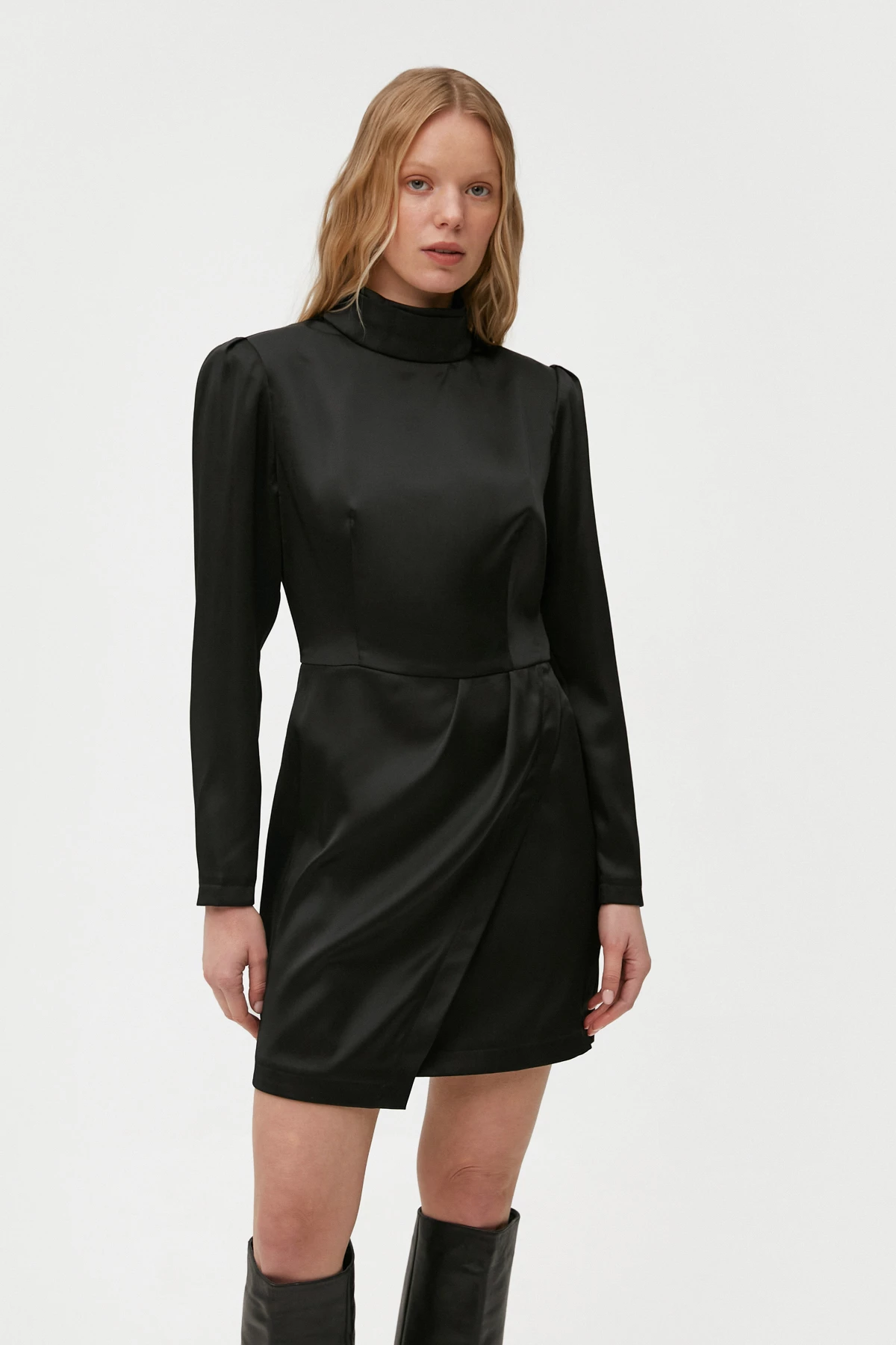 Черное короткое платье с драпировкой из сатина, фото 3