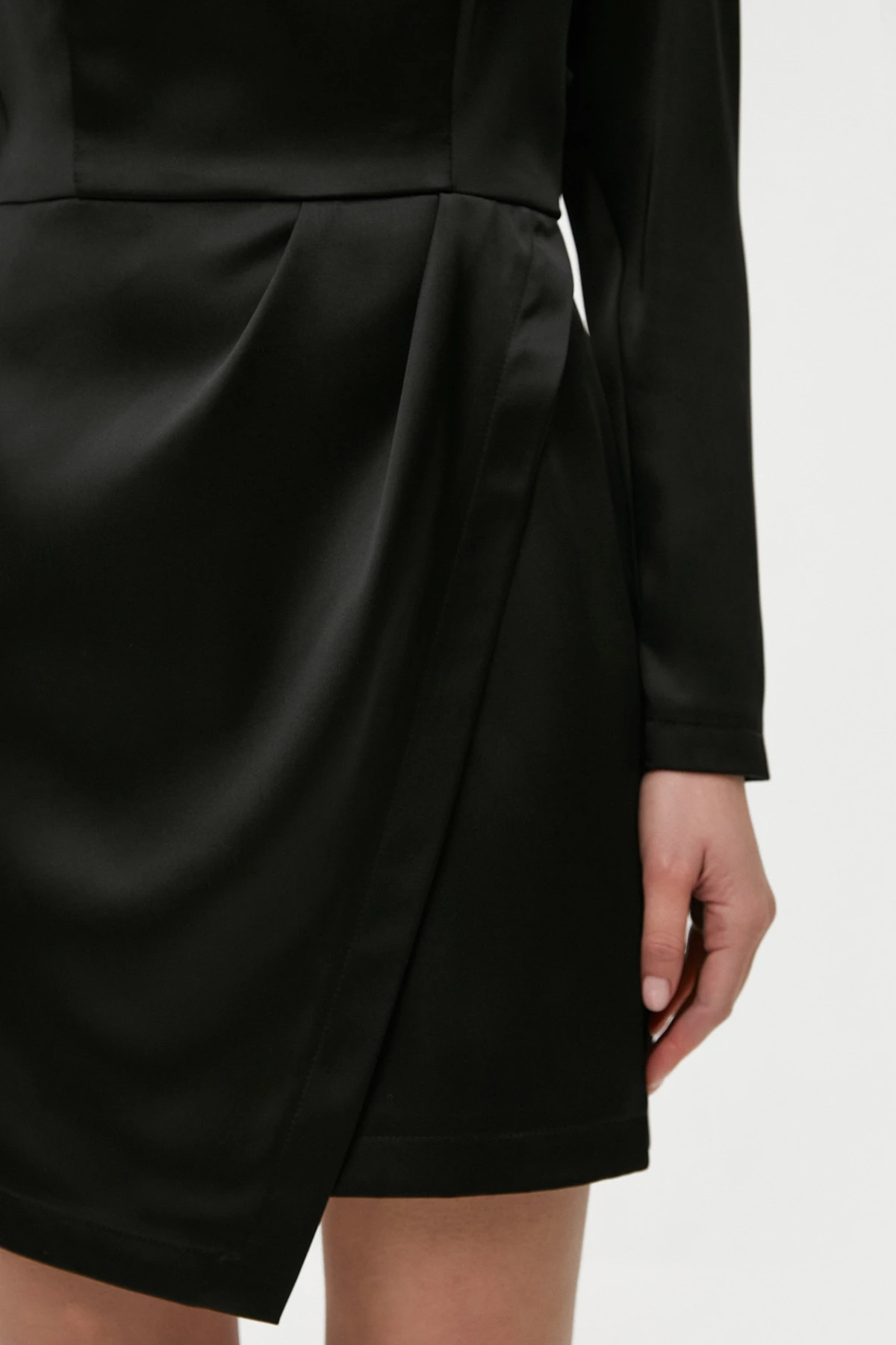 Чорна коротка сукня з драпіруванням з сатину, фото 4