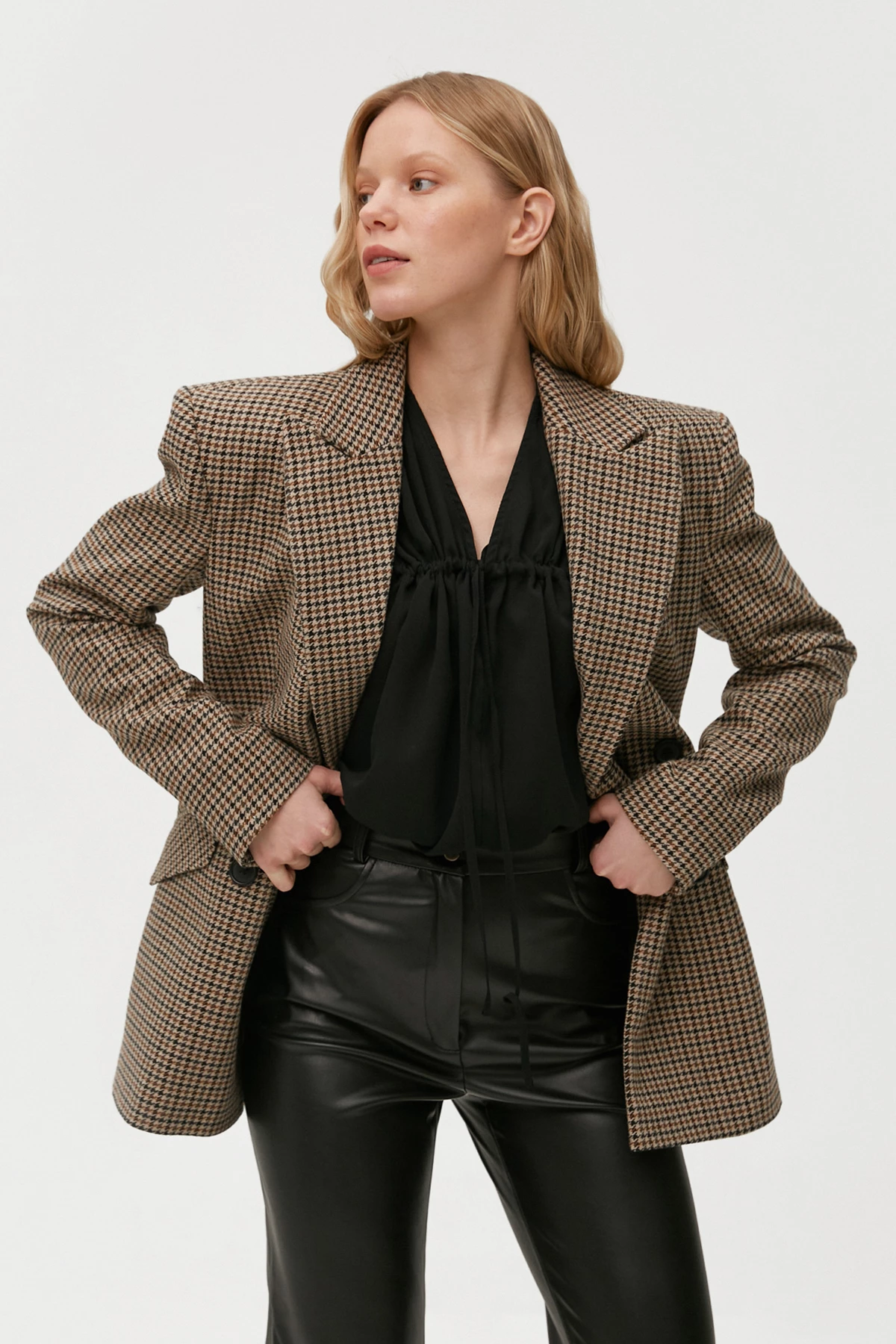Double-breasted fitted jacket in houndstooth print with wool, photo 2
