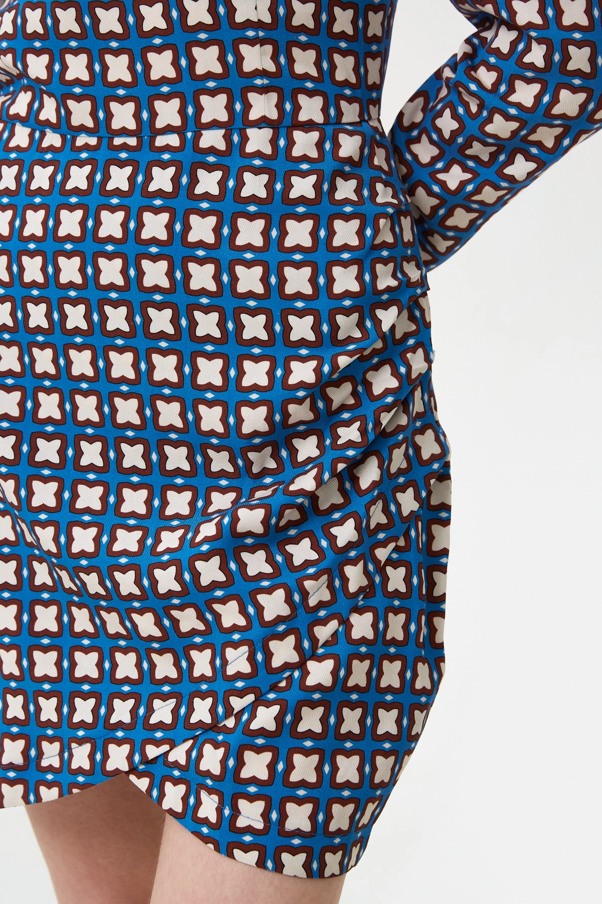 Синя коротка сукня з тенселу прилеглого силуету в геометричний принт, фото 3