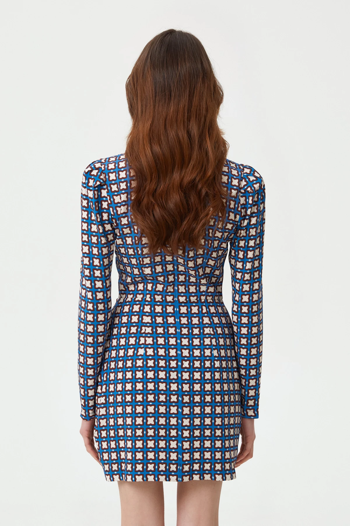 Синя коротка сукня з тенселу прилеглого силуету в геометричний принт, фото 4