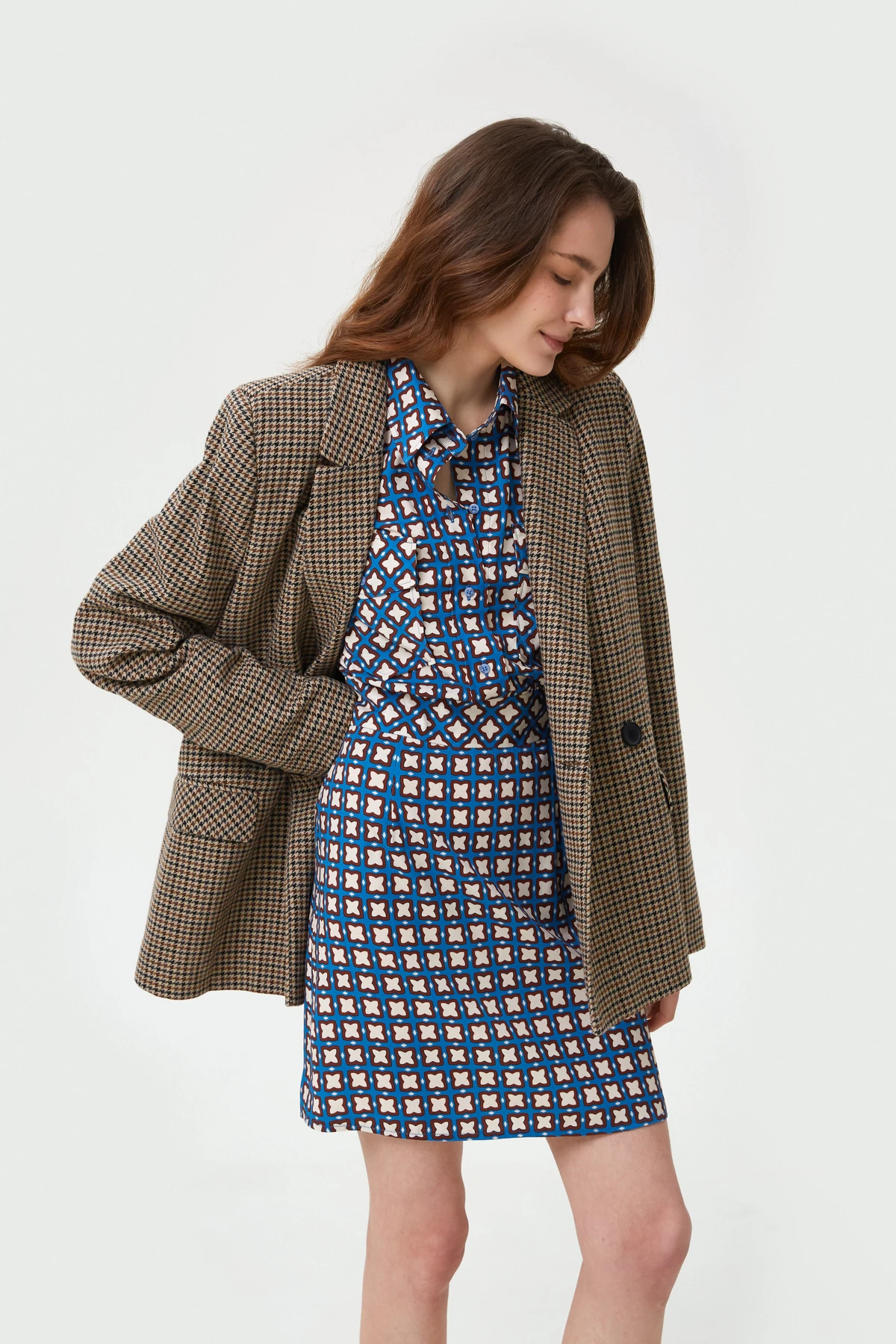 Blue short tencel dress with shirt collar in geometric print, photo 4