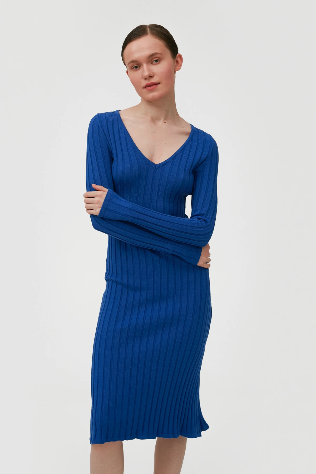 Синее вязаное платье ниже колена в широкий рубчик с вискозой, фото 1