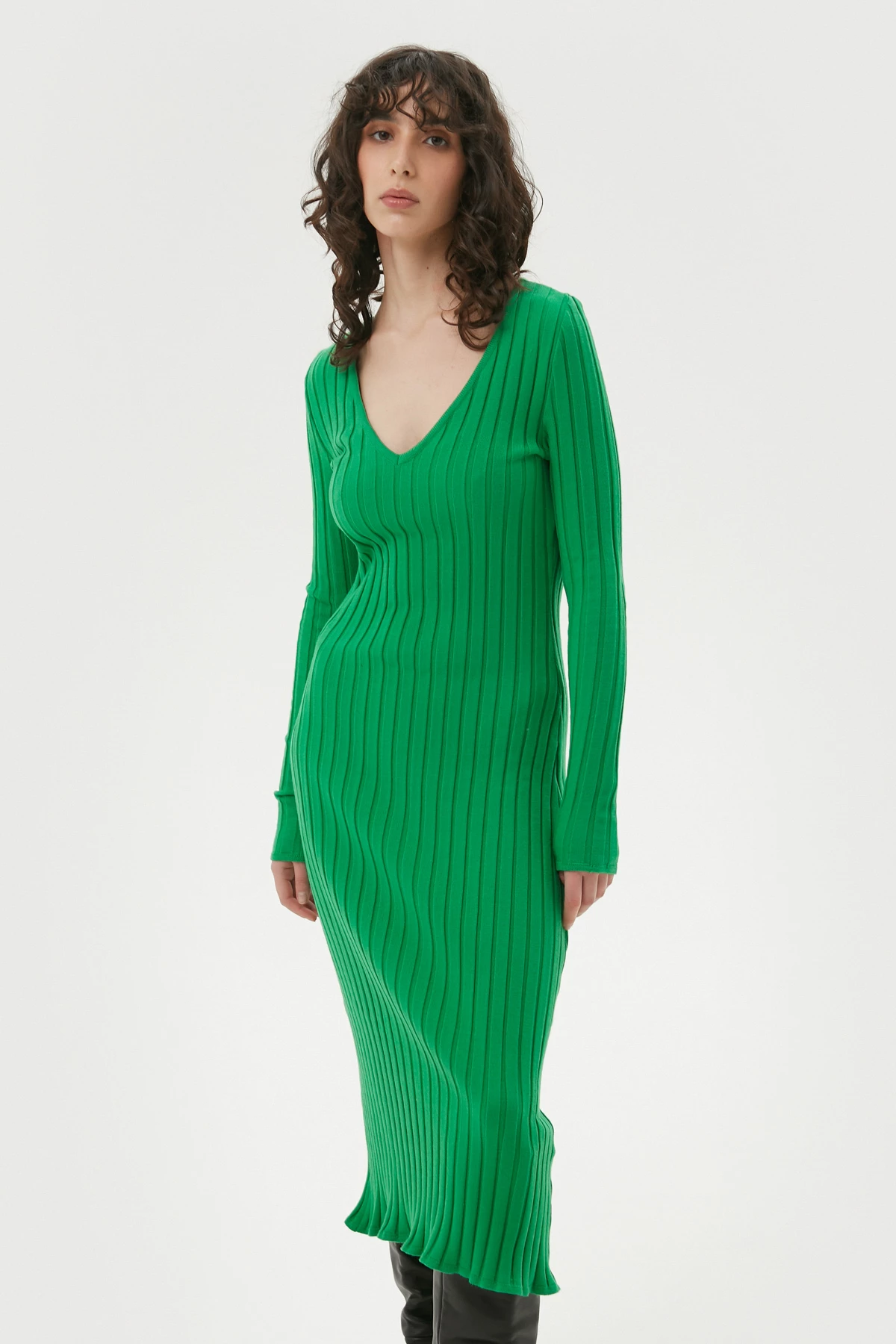 Зеленое вязаное платье миди в широкий рубчик с вискозой, фото 1